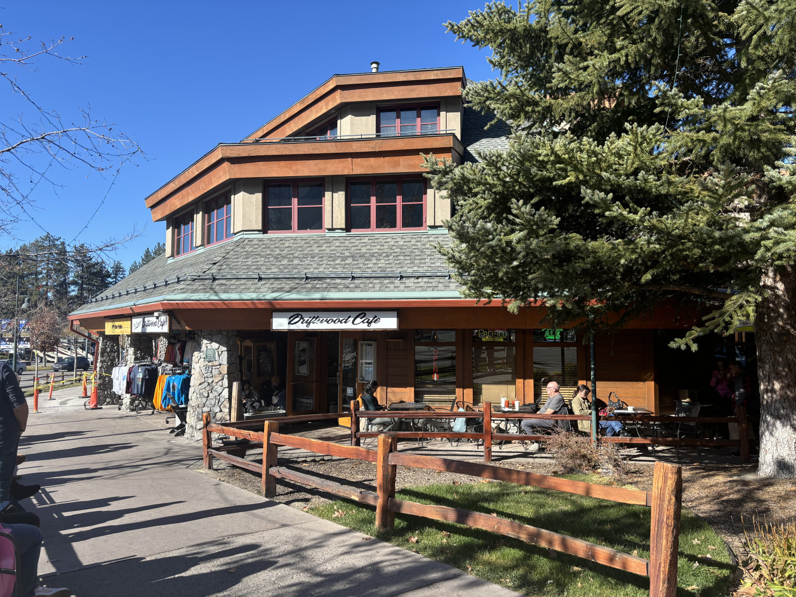 Multiple dining places just below Grand Residence. Our favorite breakfast place is Driftwood Cafe.