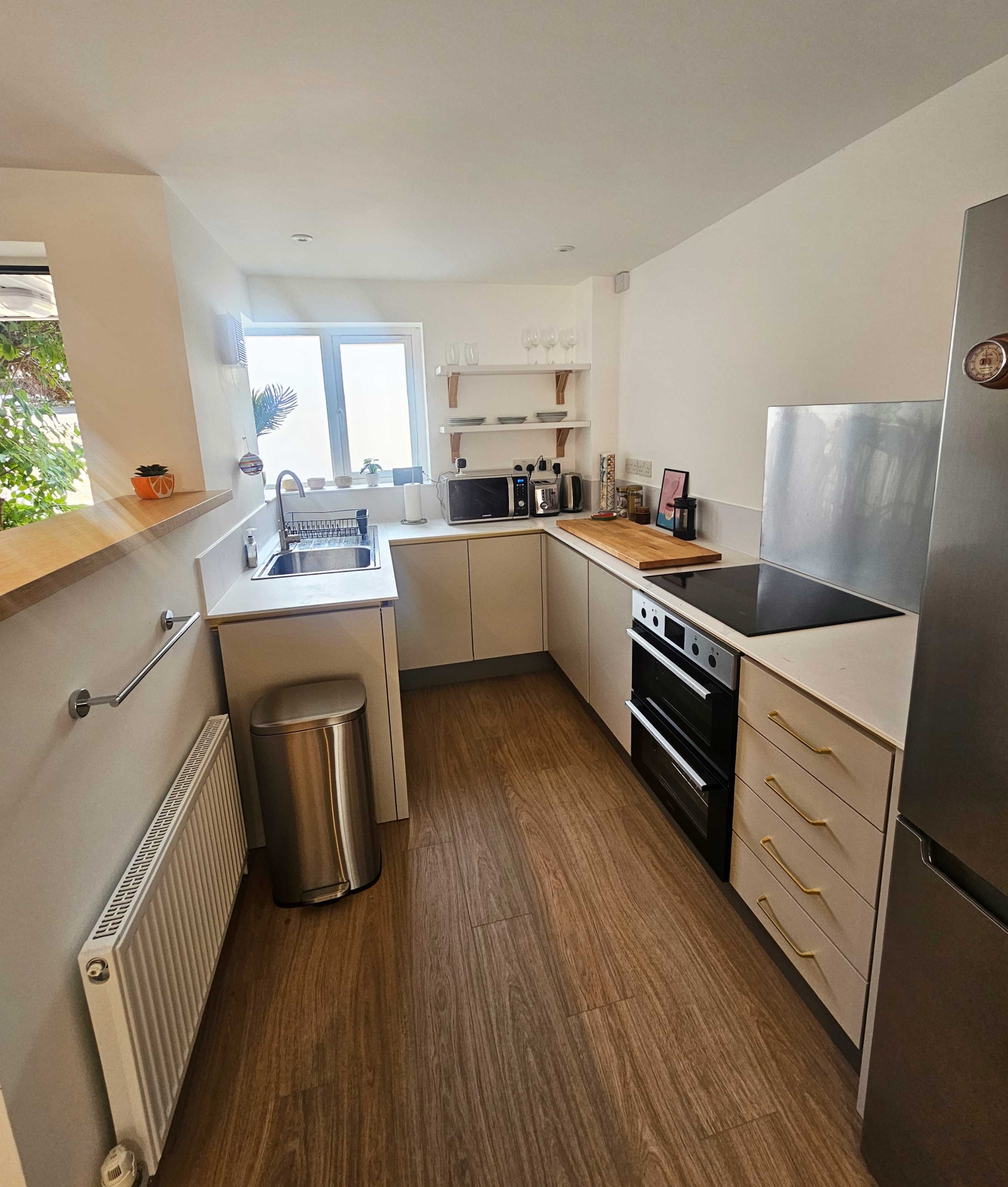 Apartamento confortável de um quarto com pátio no leste de Londres, próximo a conexões de transporte (zona 2)