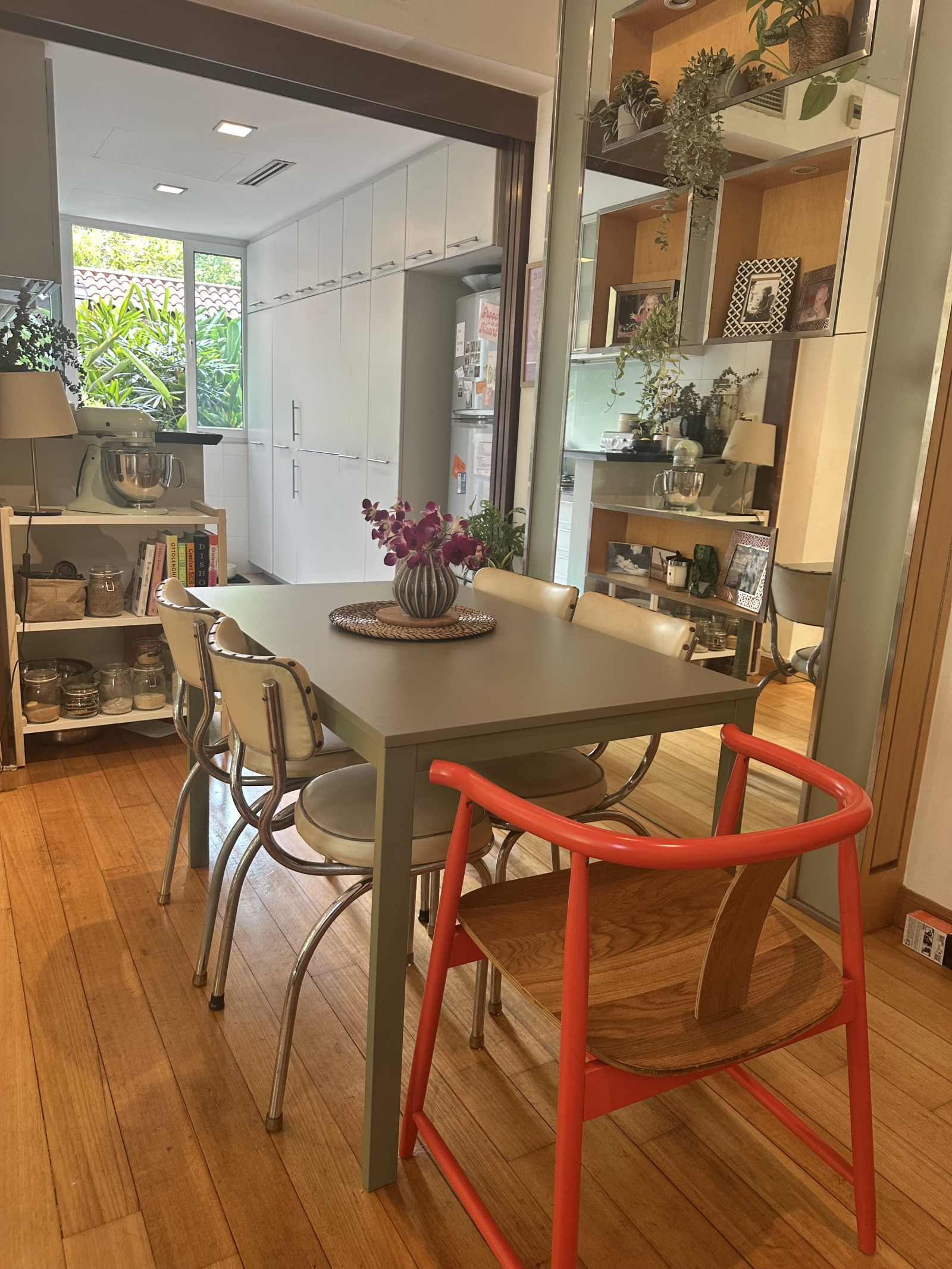 Área de alimentação, cadeiras originais dos anos 1950