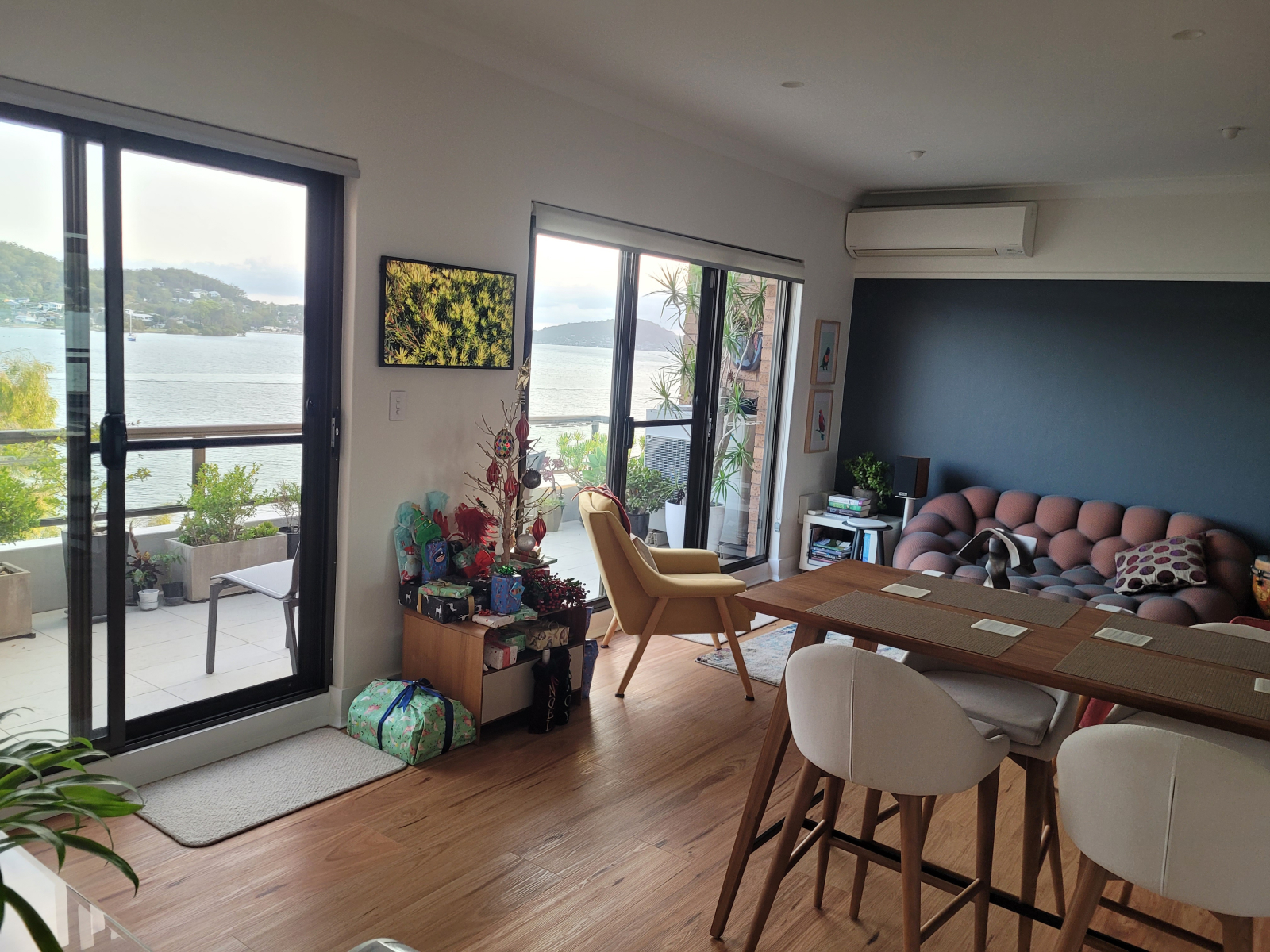 Mirando hacia atrás desde la puerta separada de la sala de medios / televisión hacia la terraza con ...