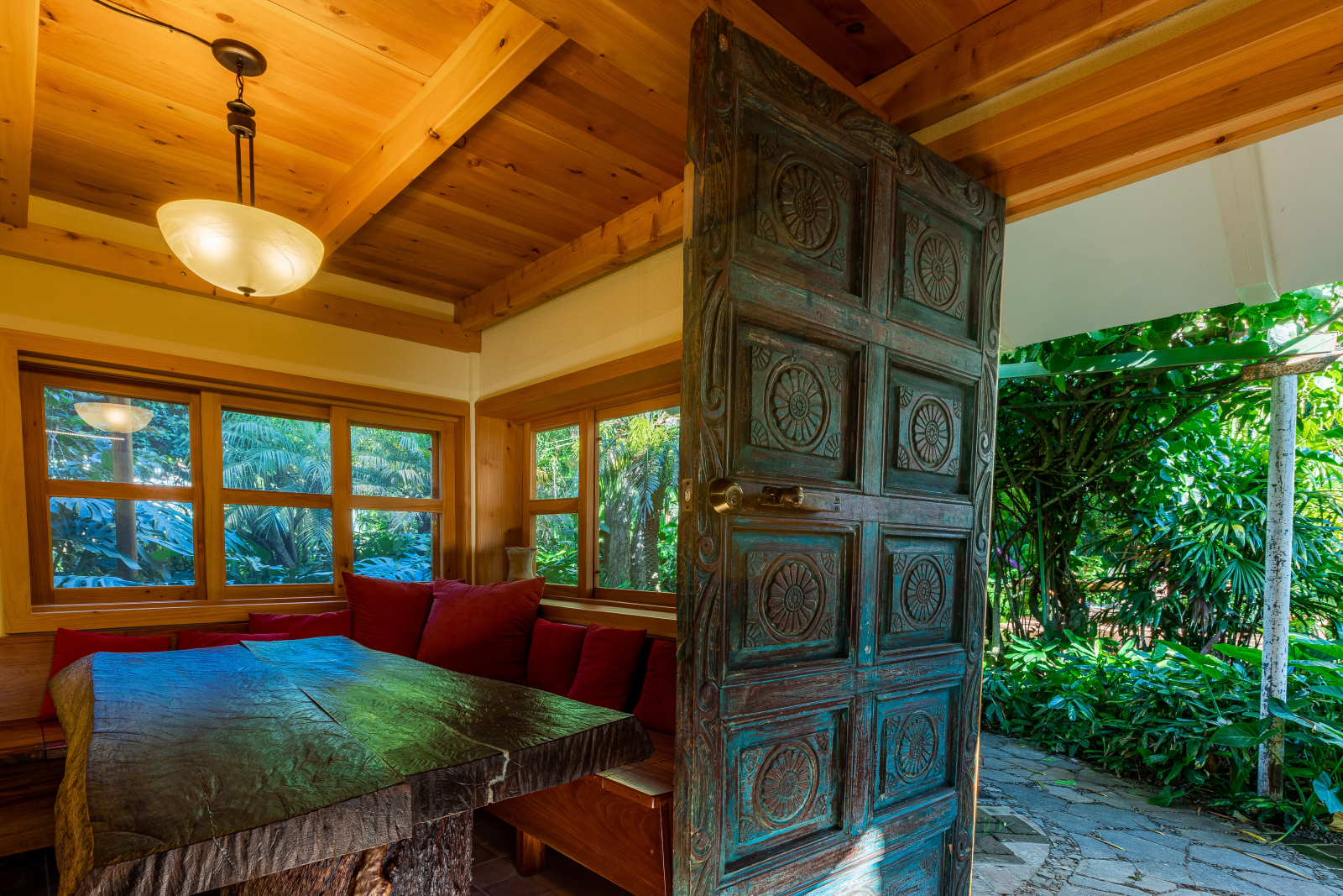 Garden Casita with artistic flare- Hideaway in Central Panajachel for dog lovers