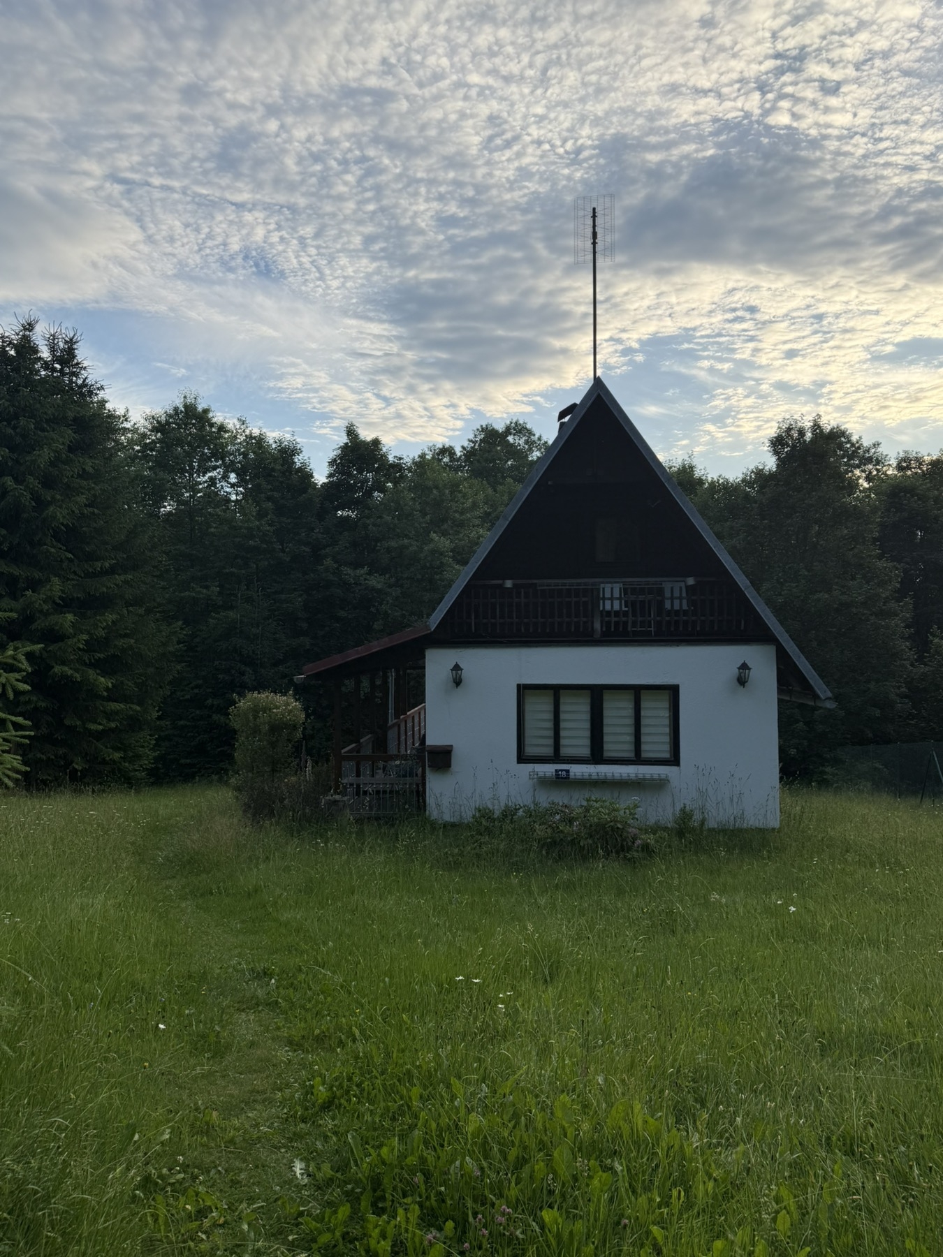 Casa de campo tradicional rodeada de bosque y naturaleza en la frontera del parque nacional
