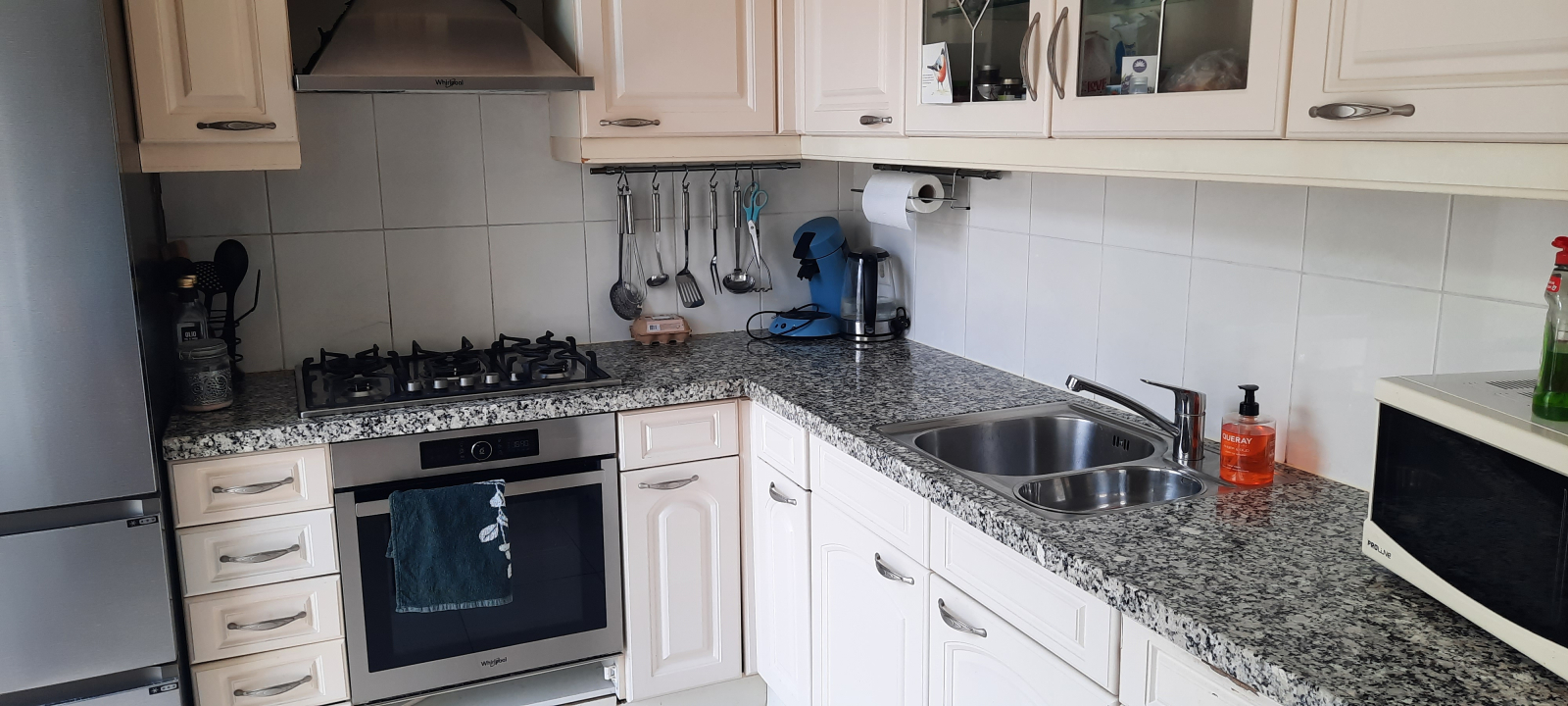 La cocina es el próximo proyecto que quiero hacer, así que se ve un poco bajo construcción, pero tod ...