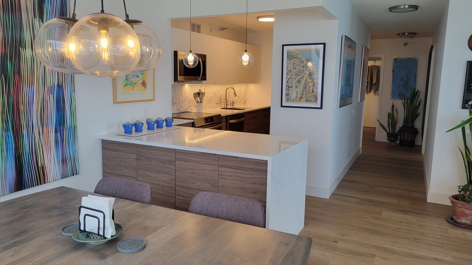 Vista della cucina dal tavolo da pranzo e di fronte al corridoio che conduce al corridoio d'ingresso ...