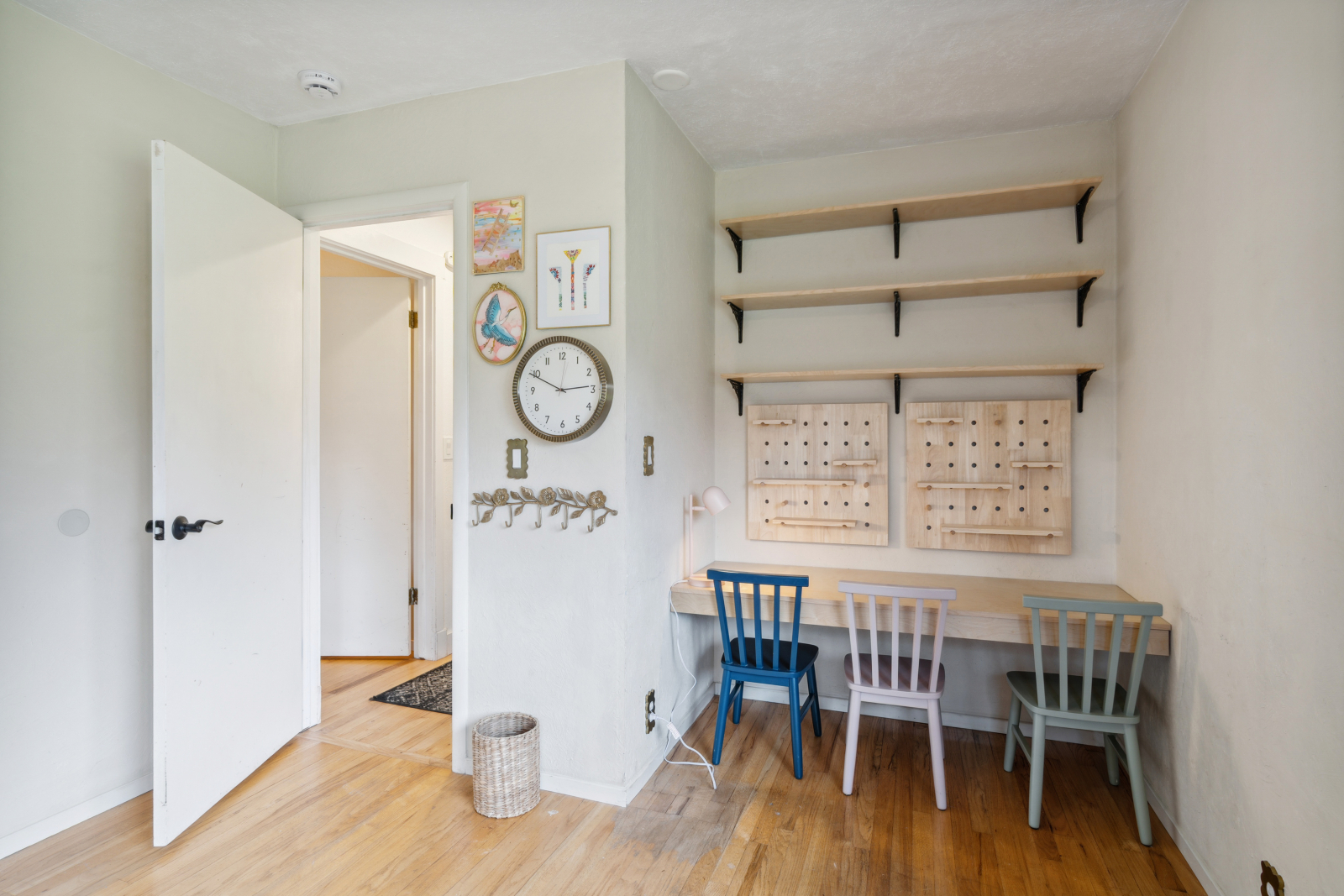 Scrivania da camera da letto con gru.