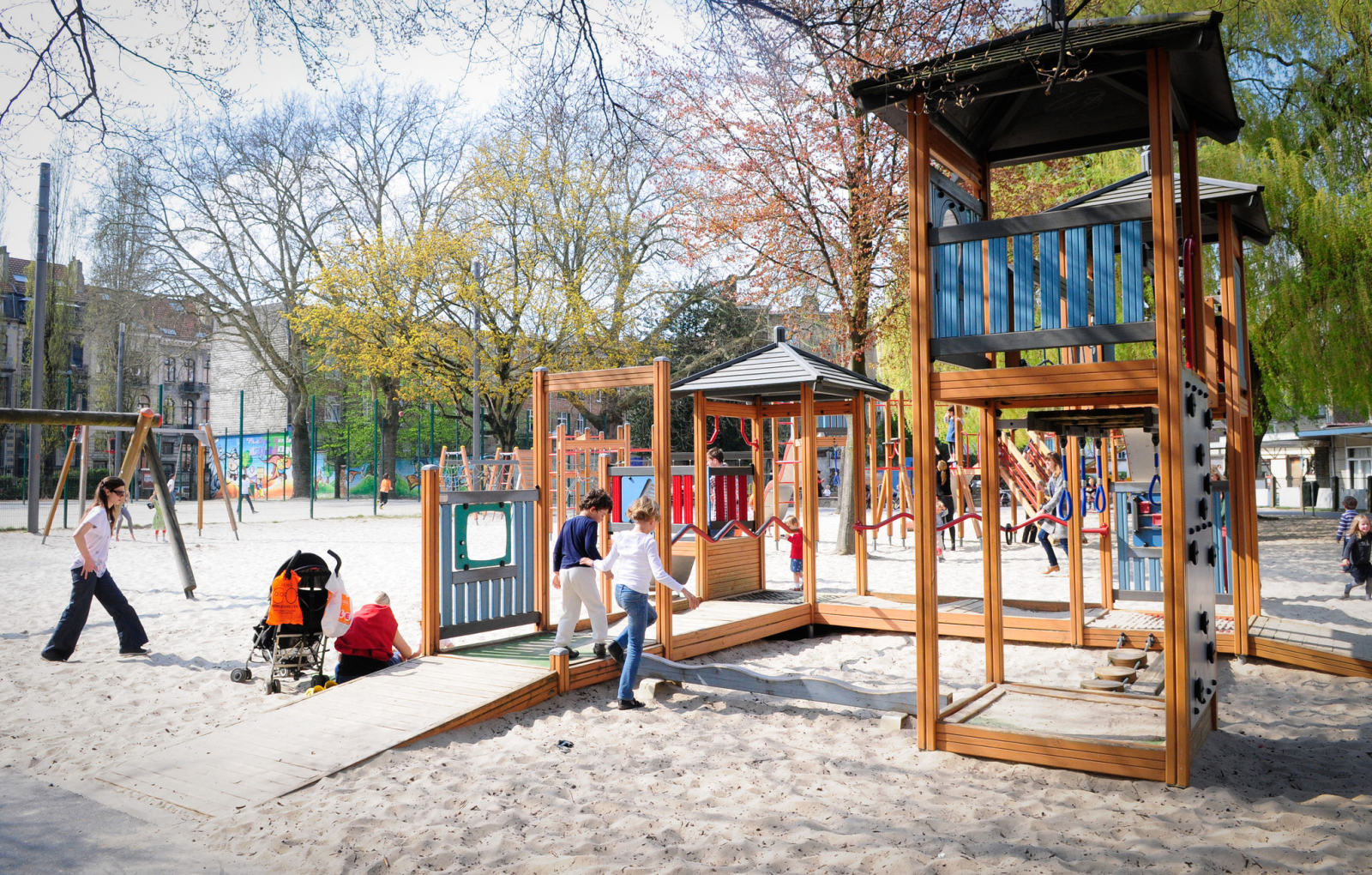 🛝 A solo 10 minutos a pie, el Parc Renier Chalon es una joya cerrada y familiar con una zona de jue ...