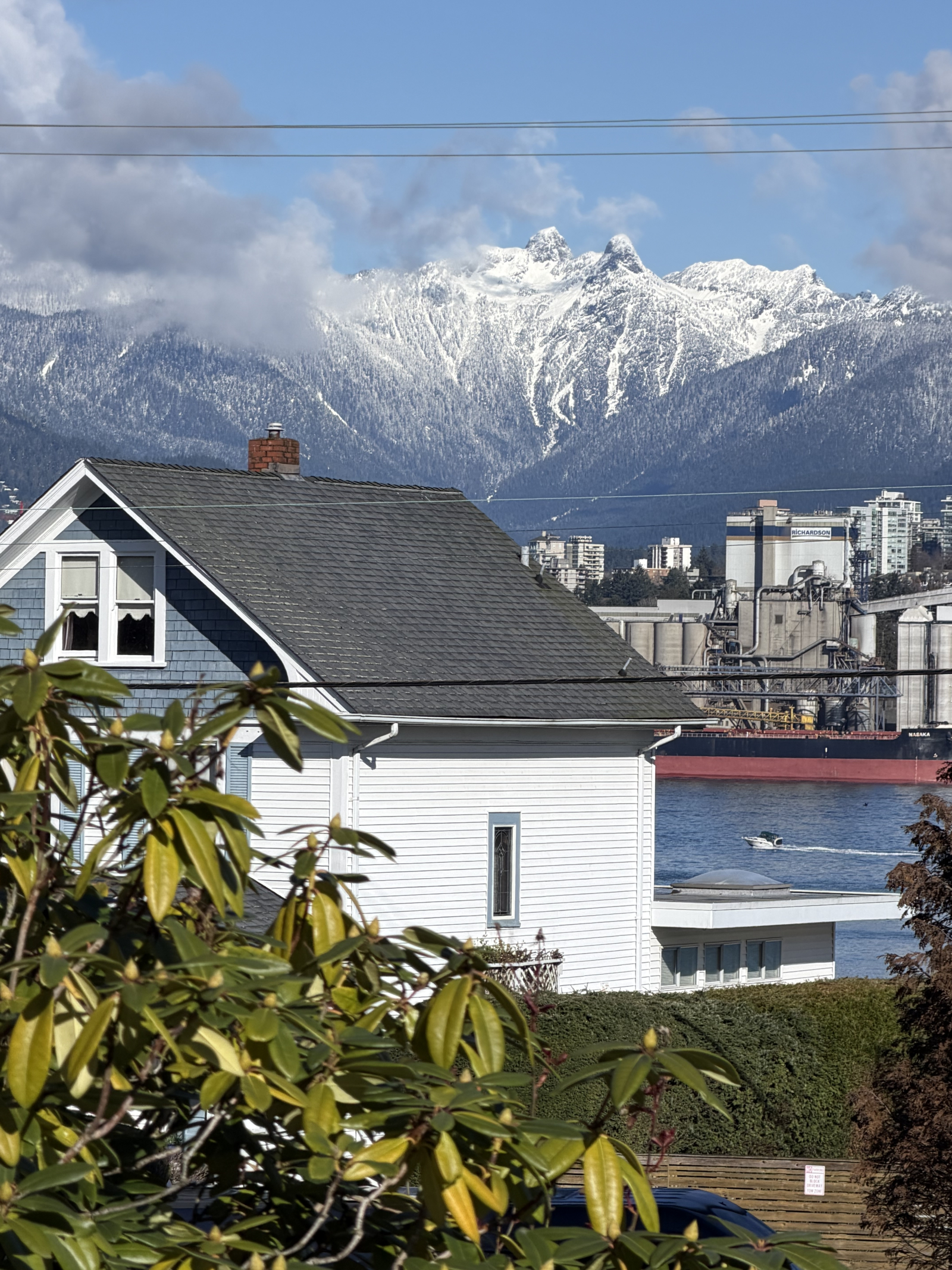 Coração da cidade com vista para a montanha e o oceano
