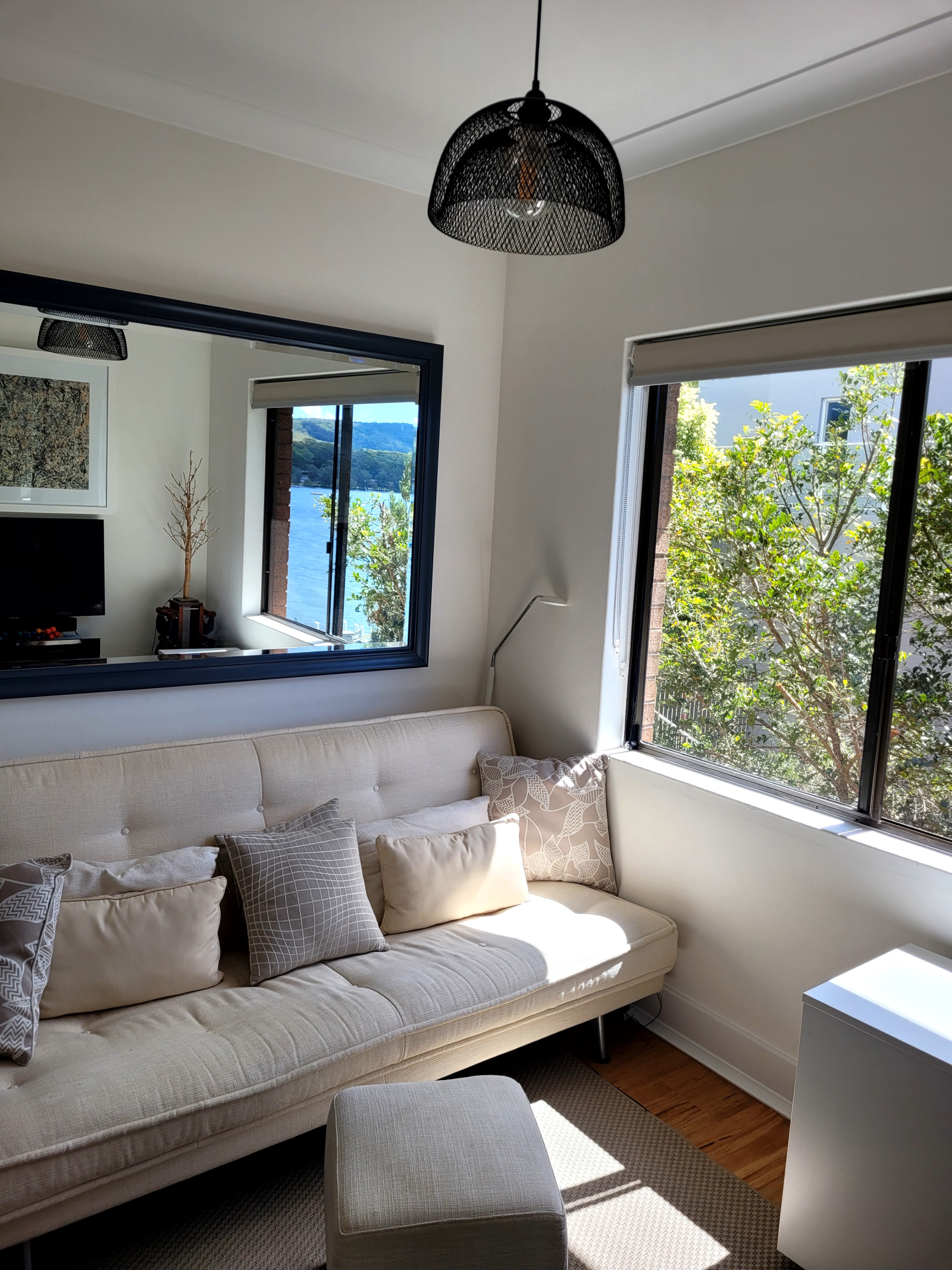 La sala multimedia / TV tiene un sofá cama de matrimonio, una estantería incorporada con un pequeño ...