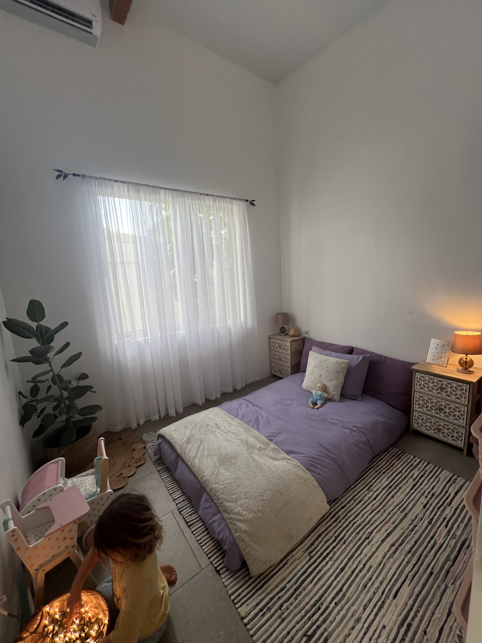 La habitación de nuestra hija tiene una cama doble (se está haciendo el marco), aire acondicionado y ...