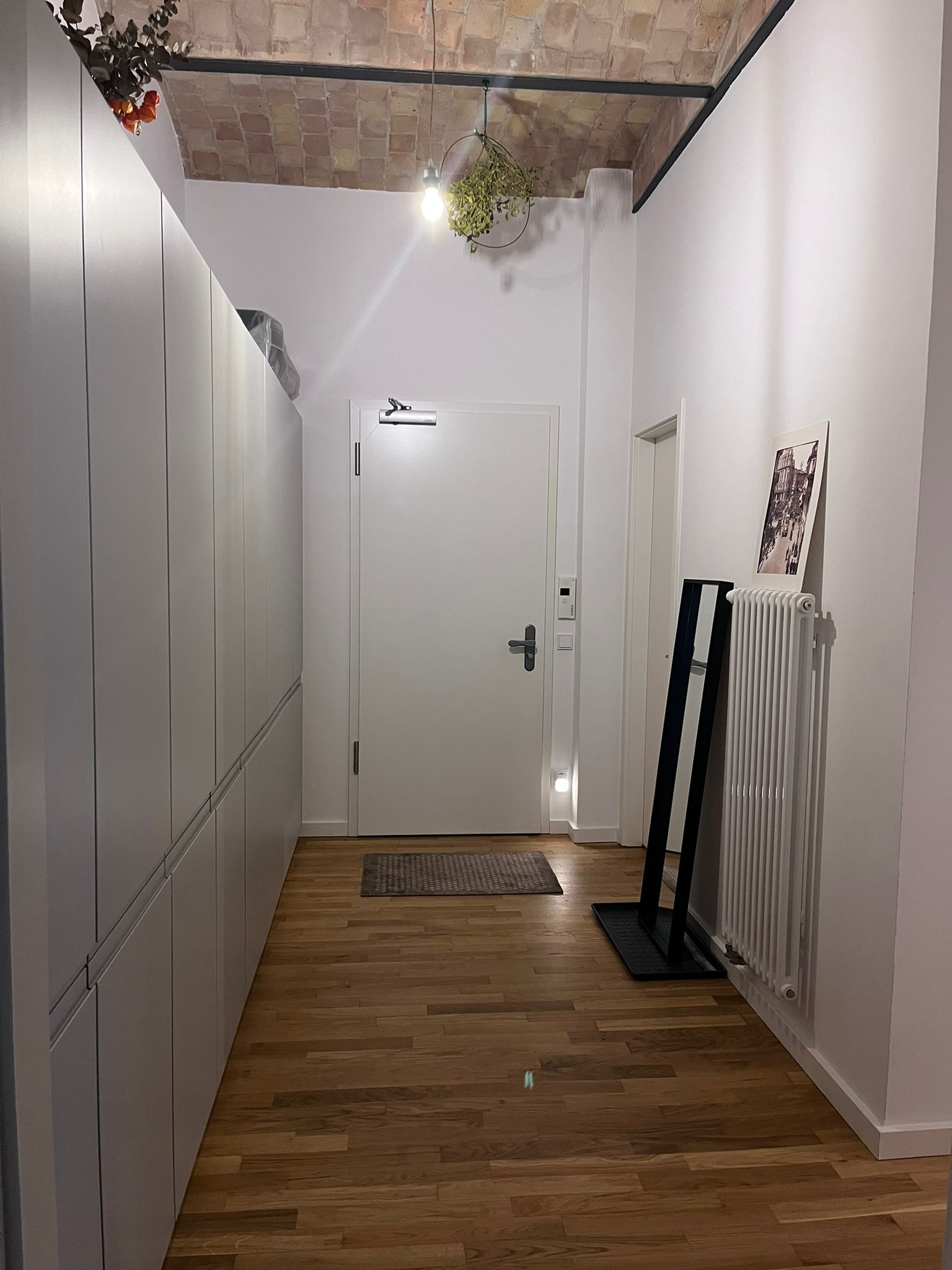 Entrée dans l’appartement avec une très grande armoire