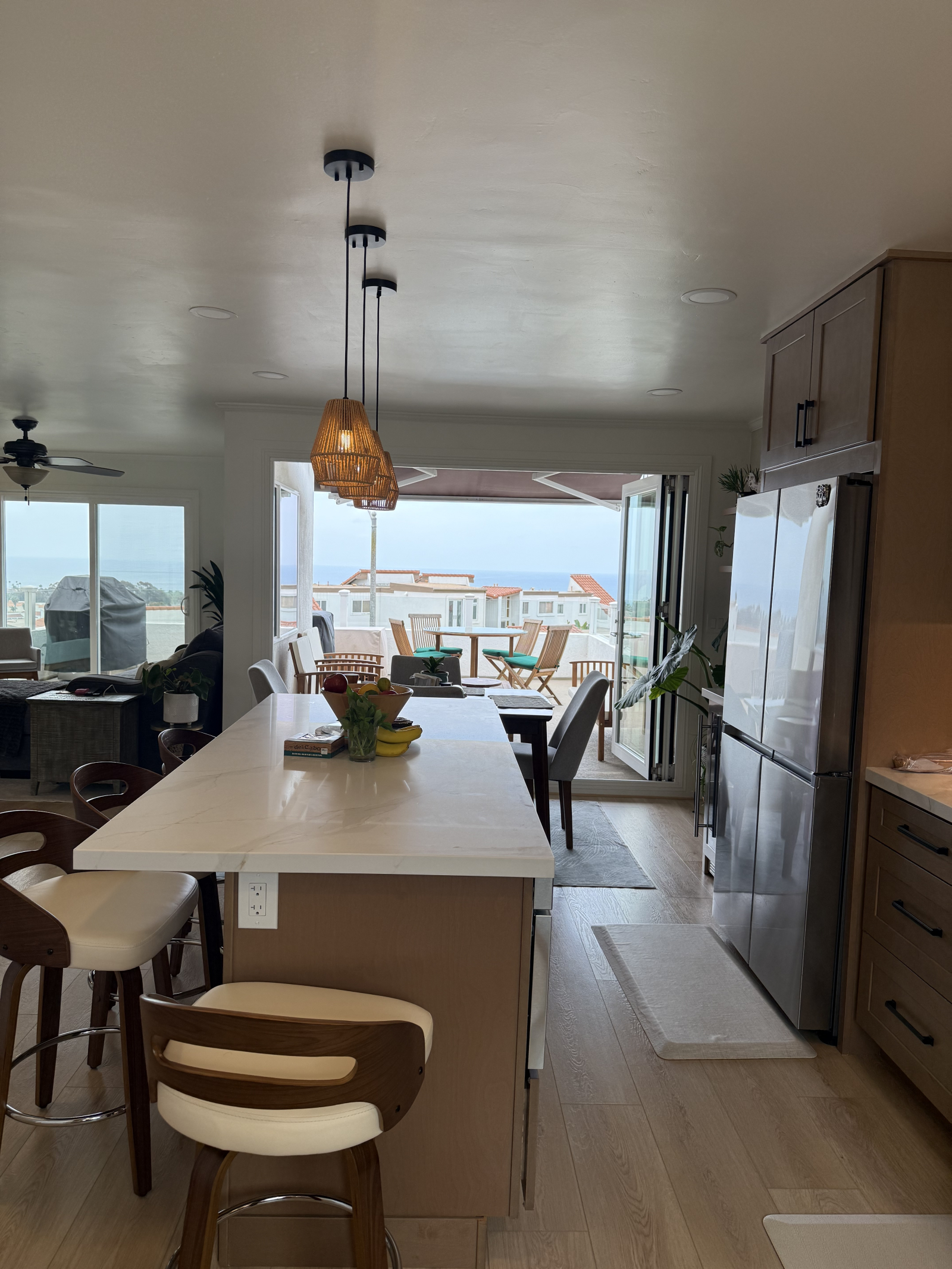 Cozinha profissional remodelada com ilha grande. Os aparelhos Thermador tornam a cozinha um prazer.