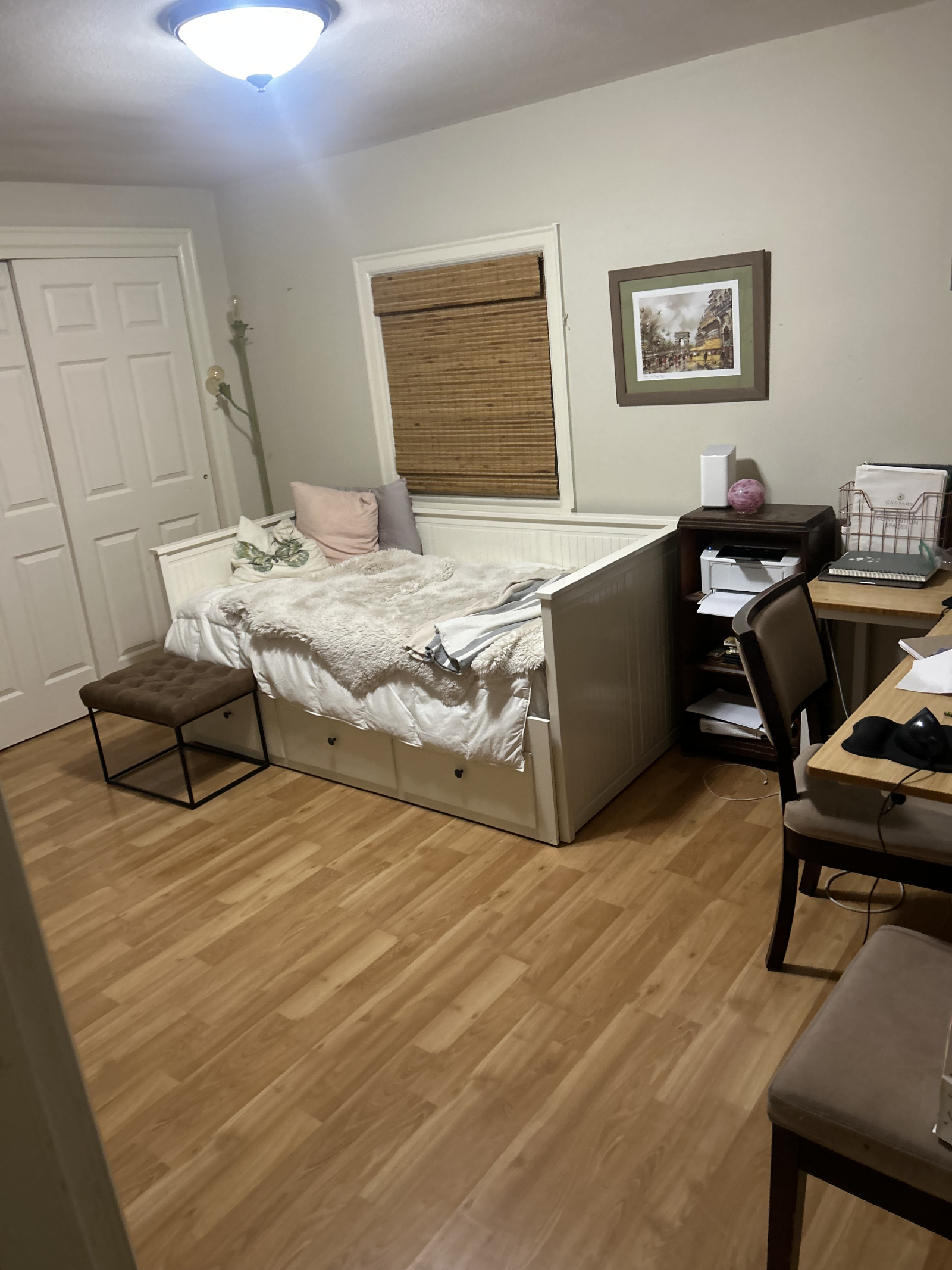 Chambre dans le bureau avec salle de bain arrière