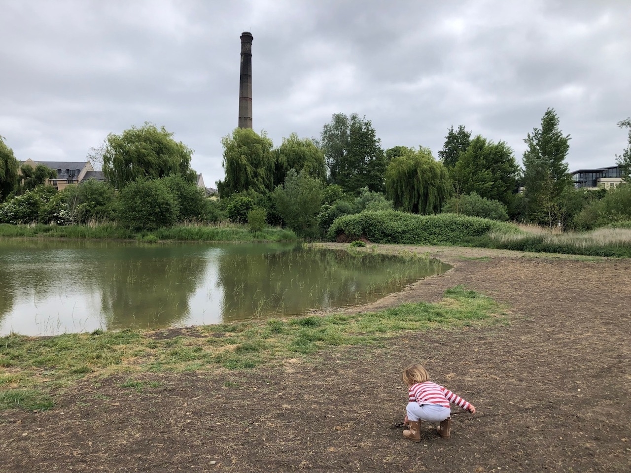 Stadthaus am Fluss bei Feuchtgebieten und Bootshäusern – malerisches Cambridge