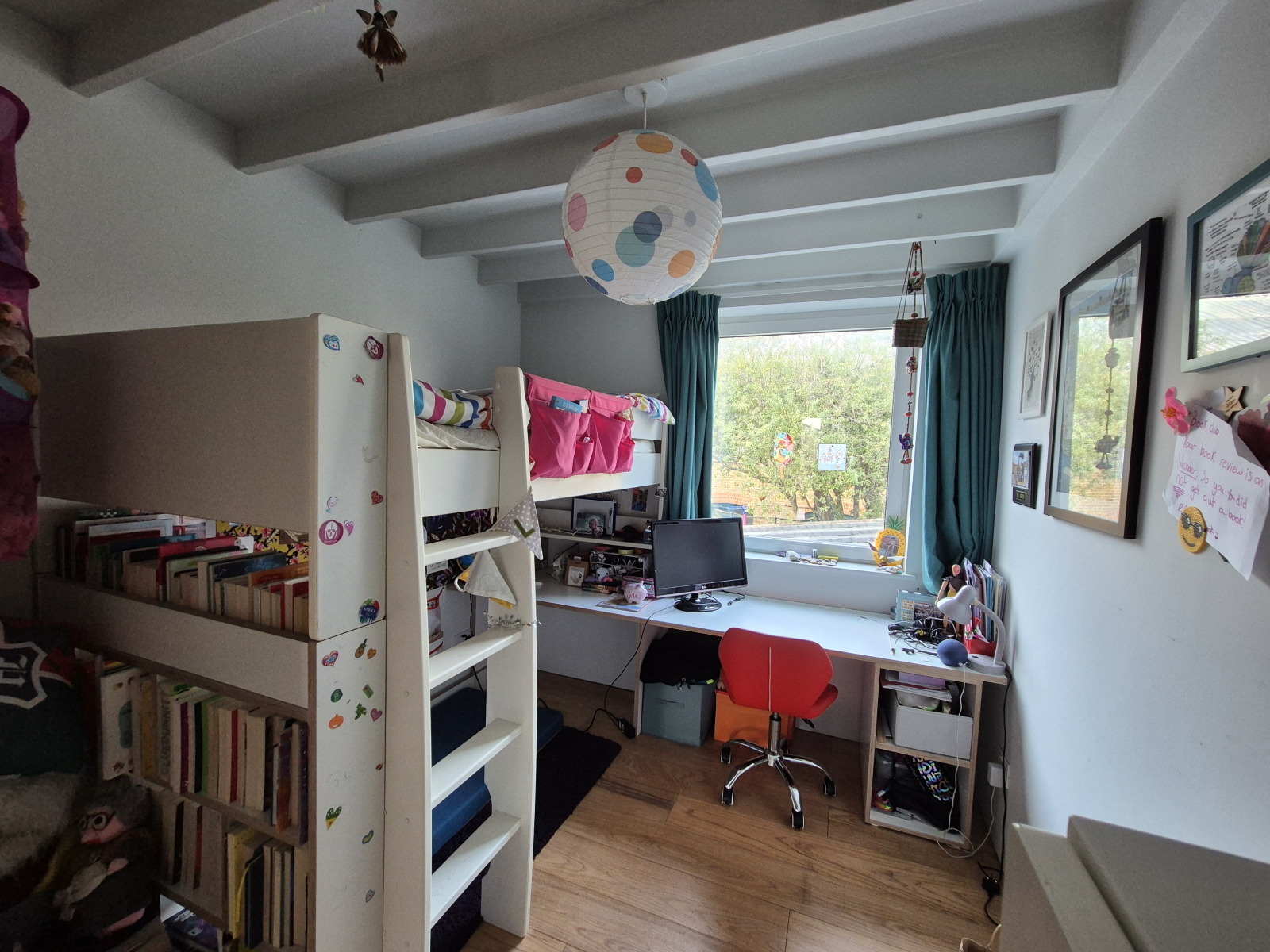 Einzelzimmer, Hochschläfer mit entspanntem Raum darunter. Wir lagern die Tastatur während der Austau ...