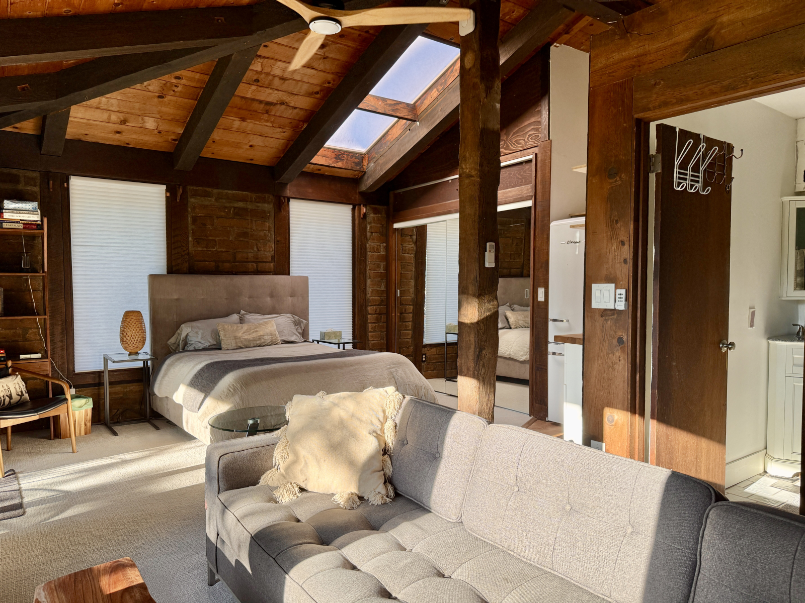 Het studiohuisje heeft een verstelbaar queensize bed, een slaapbank, een kleine kitchenette en een b ...