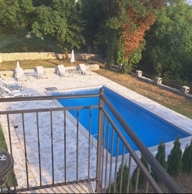 Amplio apartamento adriático con piscina entre mar y montañas