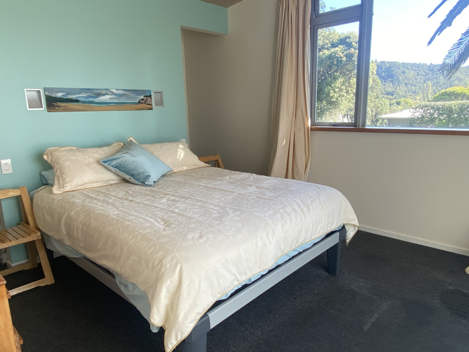 Well equipped holiday home with amazing privacy and seaviews.