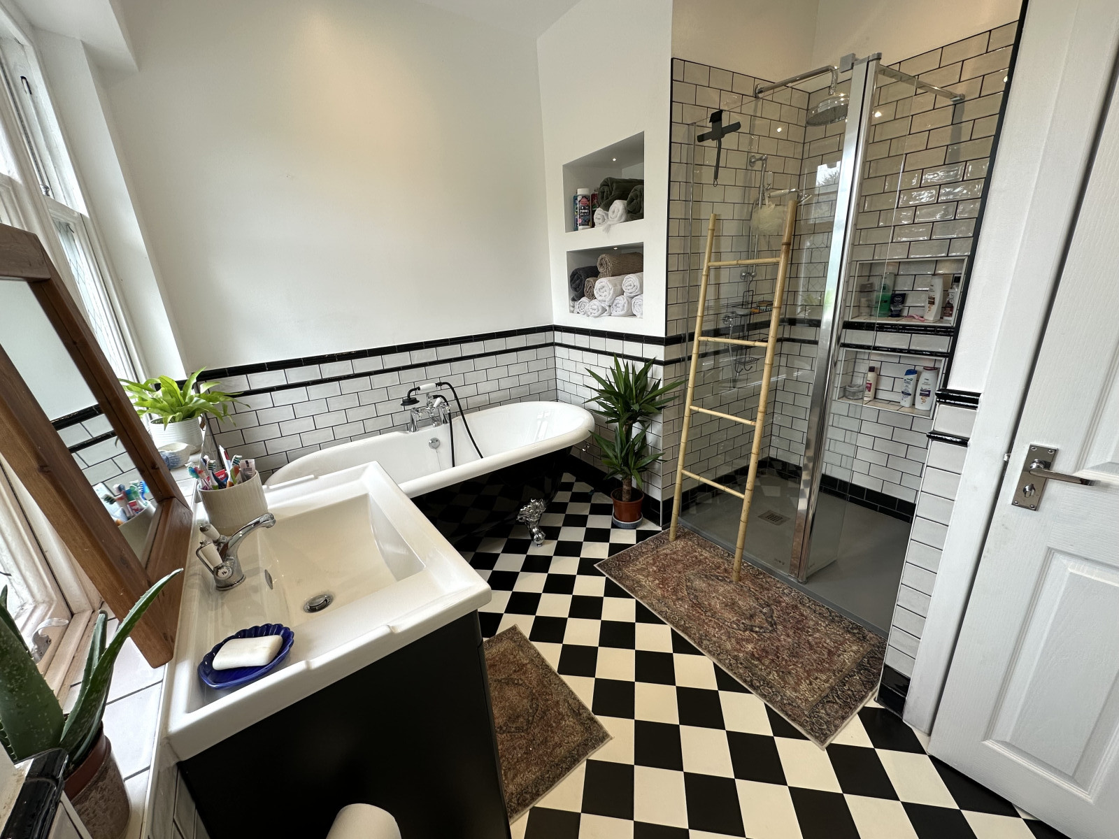 Banheiro recém-renovado com banheira profunda e chuveiro. Segunda casa de banho no rés-do-chão.