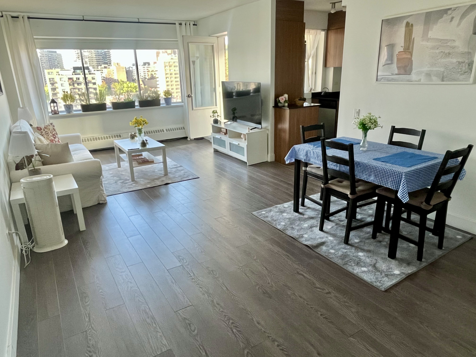 Wohnzimmer & Esszimmer.