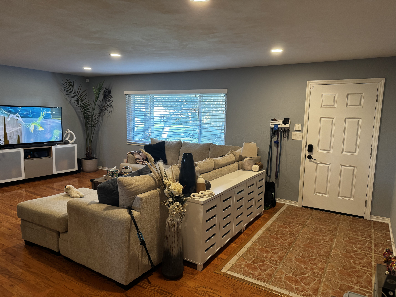 Wohnzimmer mit Couch und großem Fernseher