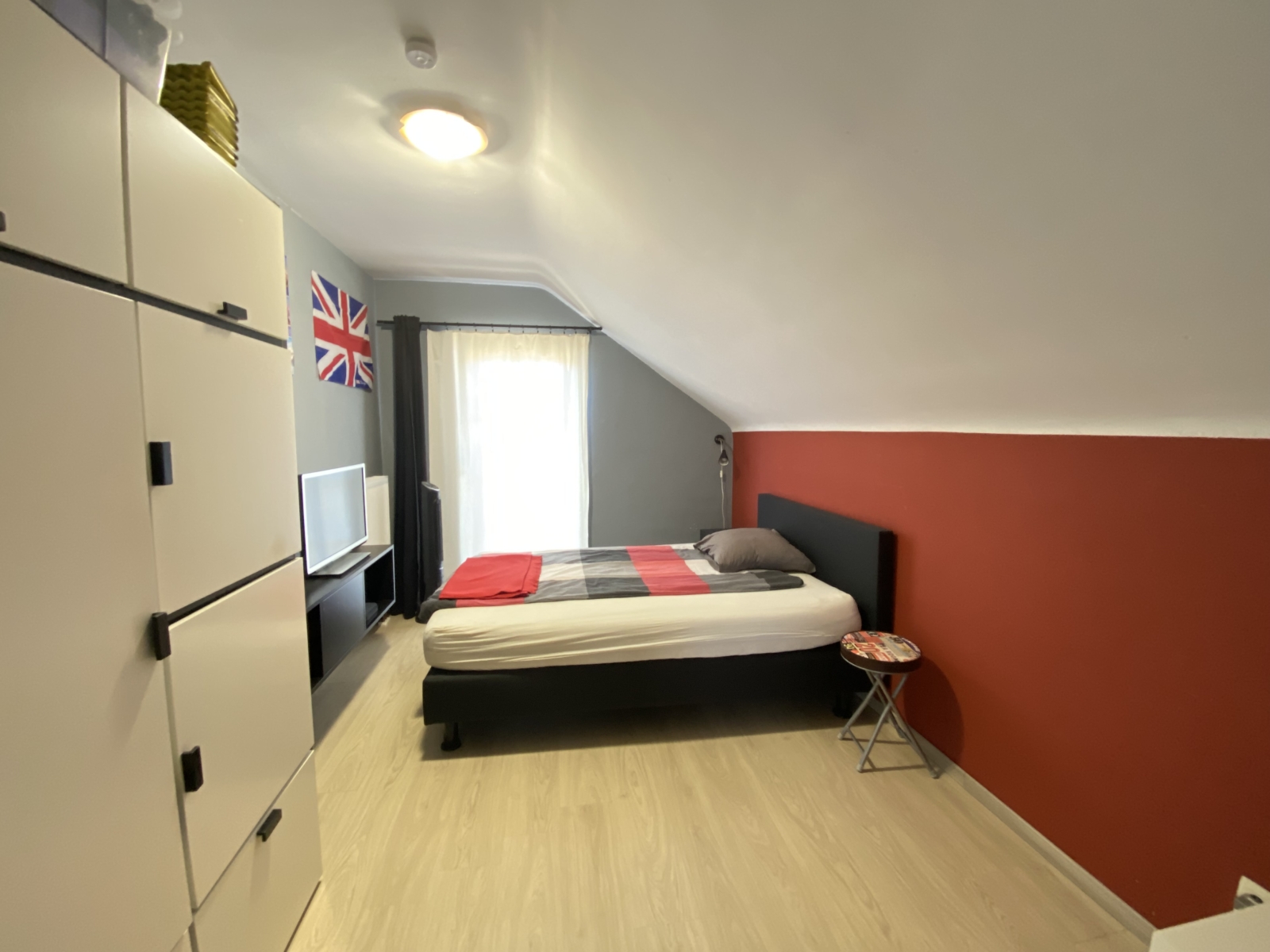 Casa a 4 facciate non lontano dai negozi in una zona tranquilla