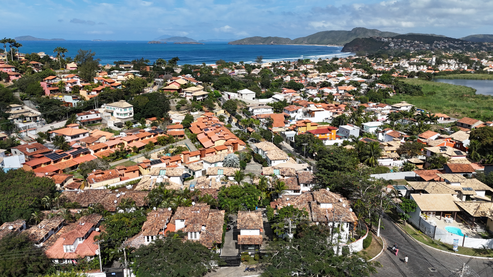 Vista aérea do condomínio mostrando a proximidade da praia
