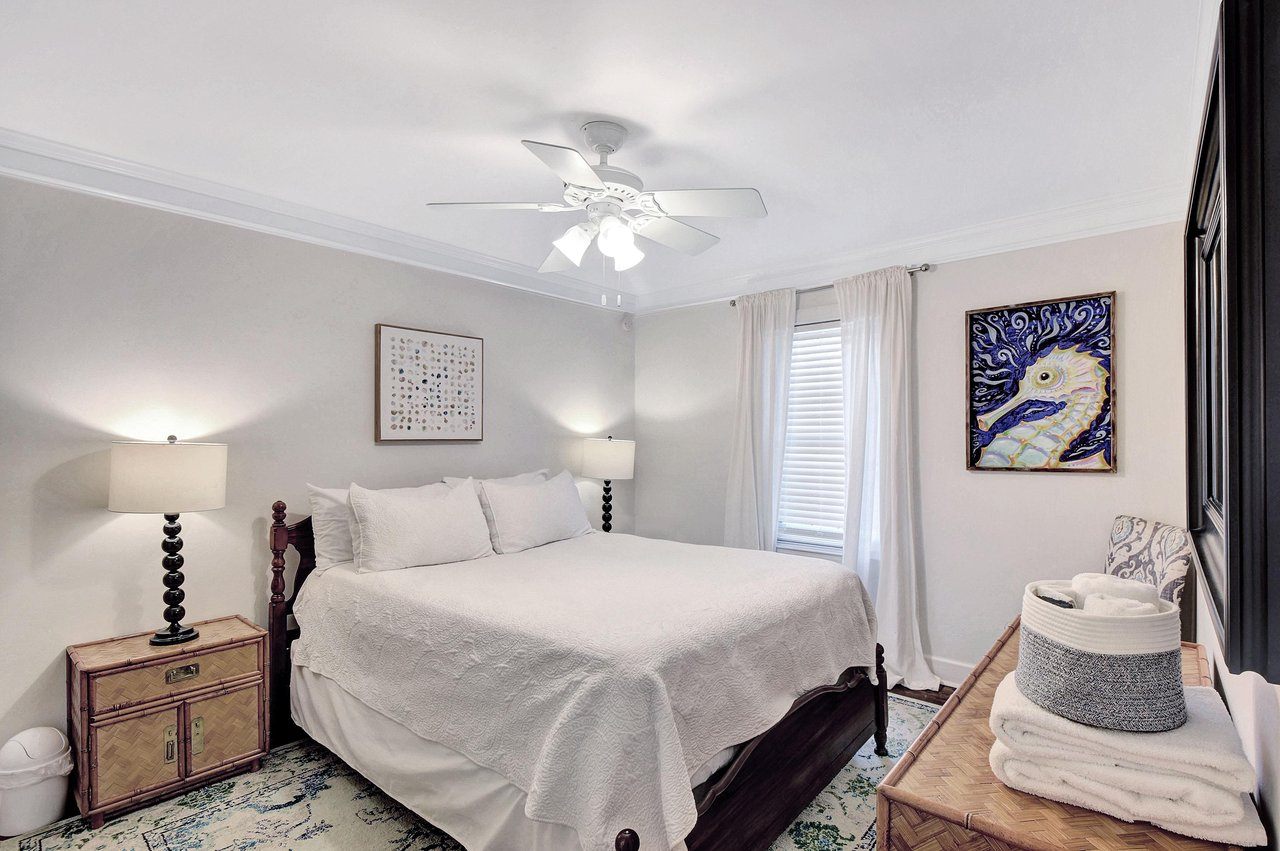 Voorkamer met queen bed.