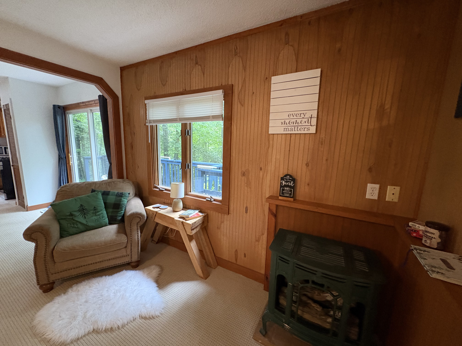 Lees- en koffiehoek bij de gashaard die met een druk op de knop werkt.