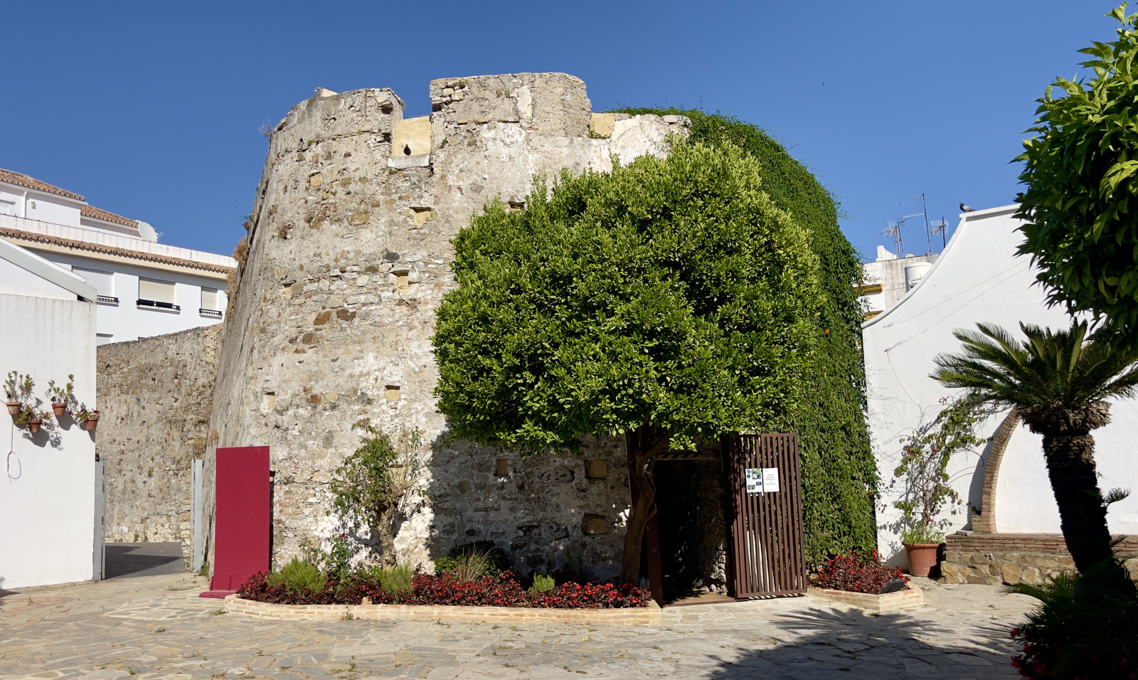 Oude ruïnes en museum naast het nieuw gerenoveerde en zeer bijzondere Mercado Santa Ana in het hart van de Oude Stad Estepona