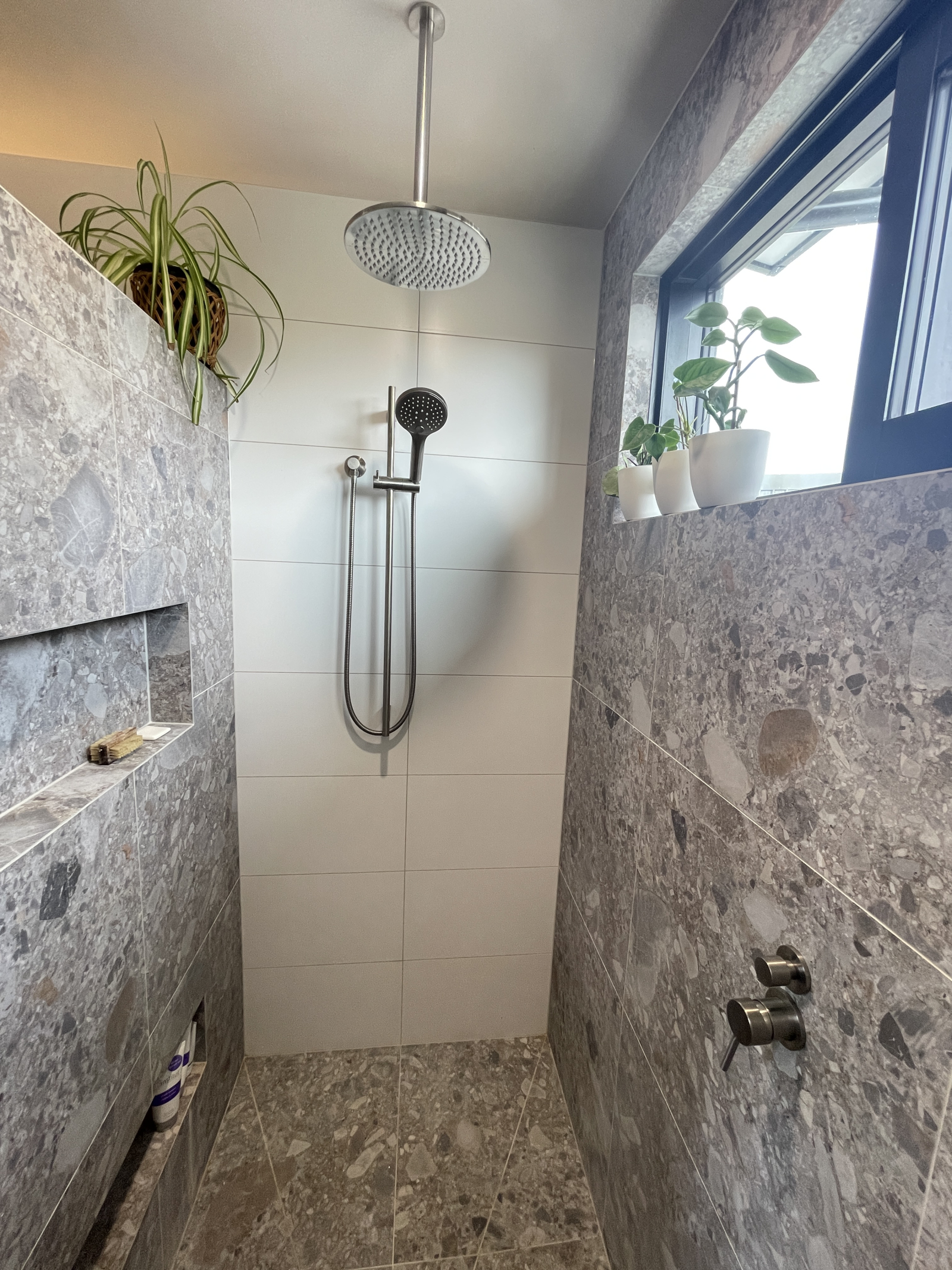 Begehbare Dusche mit Regendusche oder Handwandoption - teilen Sie die Differenz auf und machen Sie b ...