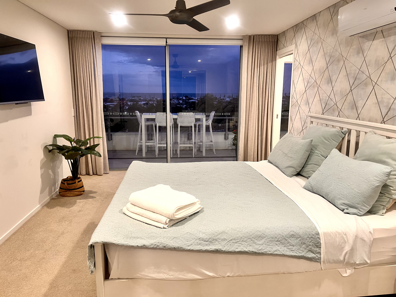Dormitorio principal en la planta superior con baño privado, vestidor y espectaculares vistas al agua