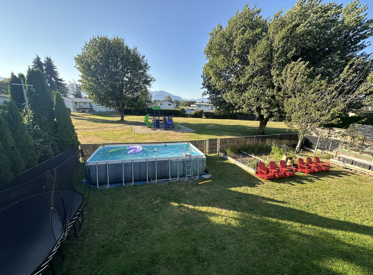 Divertente cortile in estate: rilassati o calcia un pallone!