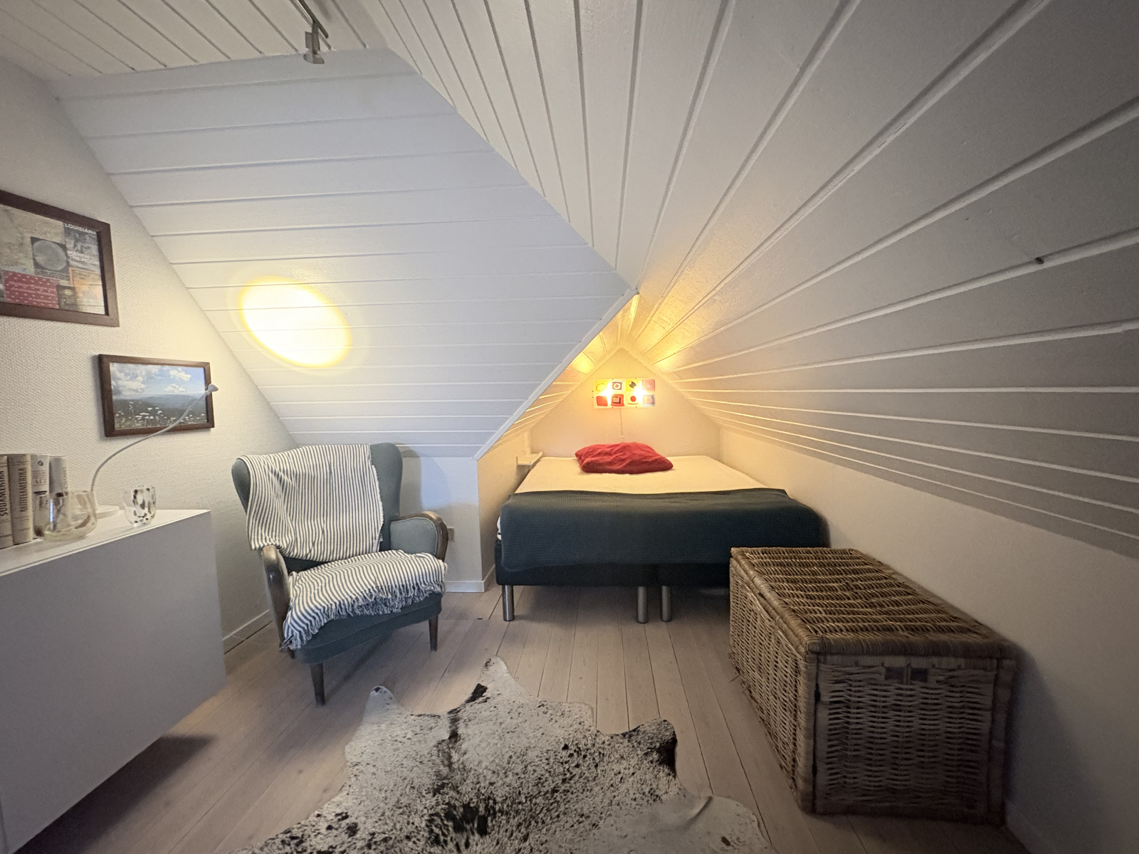 1. floor: room with queen size bed