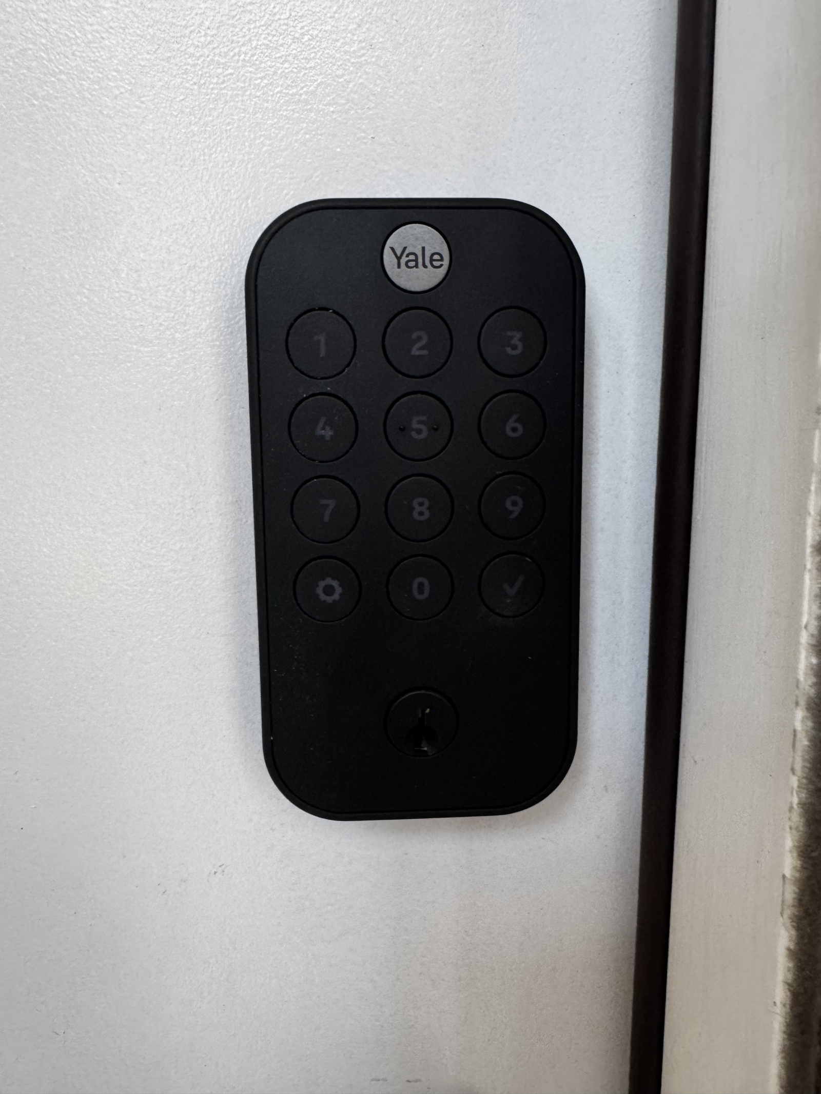 Der Yale-Knopf verriegelt die Tür. Der gewählte Code, gefolgt von einem Häkchen, entriegelt die Tür ...