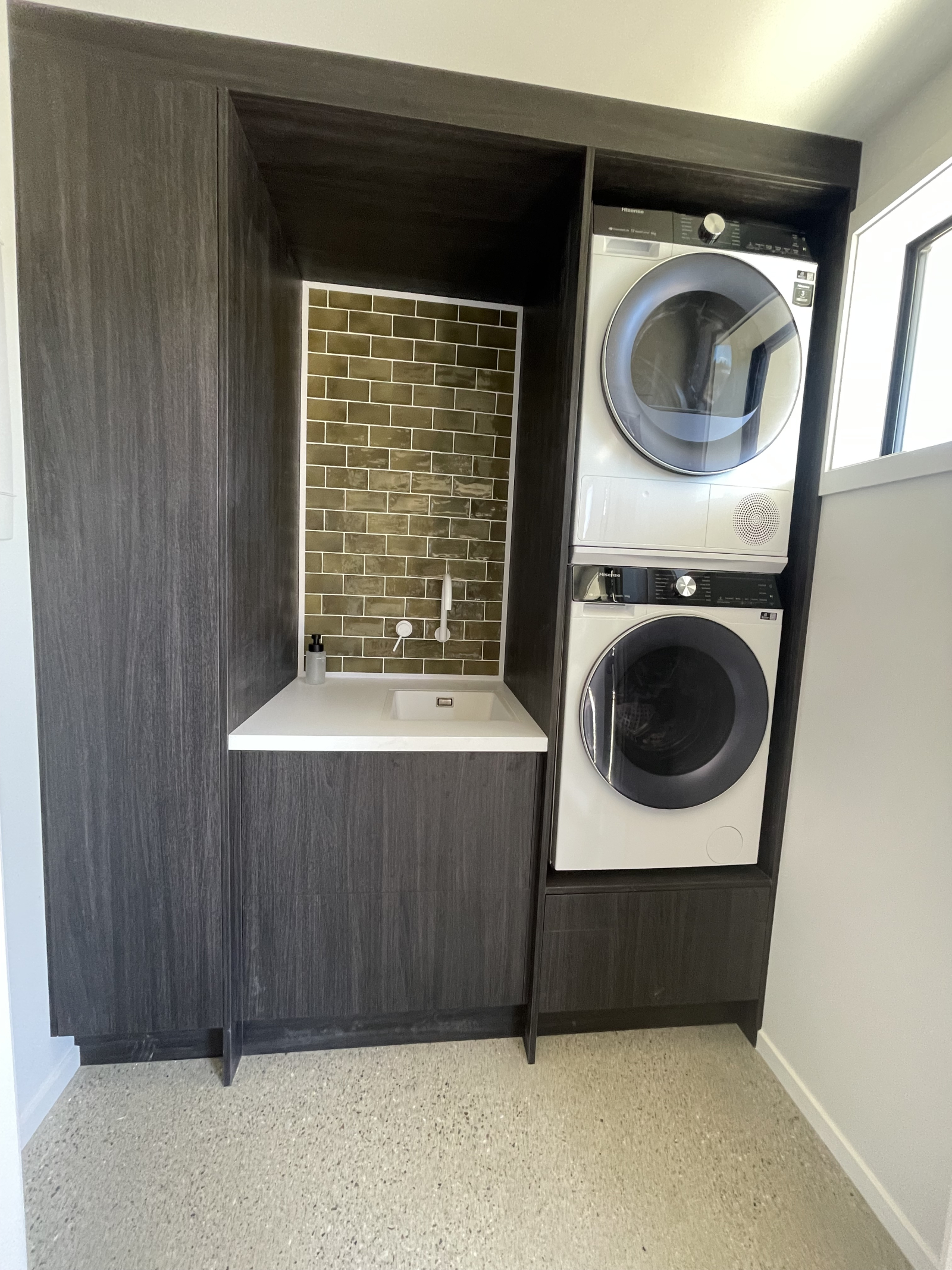 Unsere kompakte, aber mächtige Wäscherei versteckt sich hinter Schranktüren im Eingangsbereich.