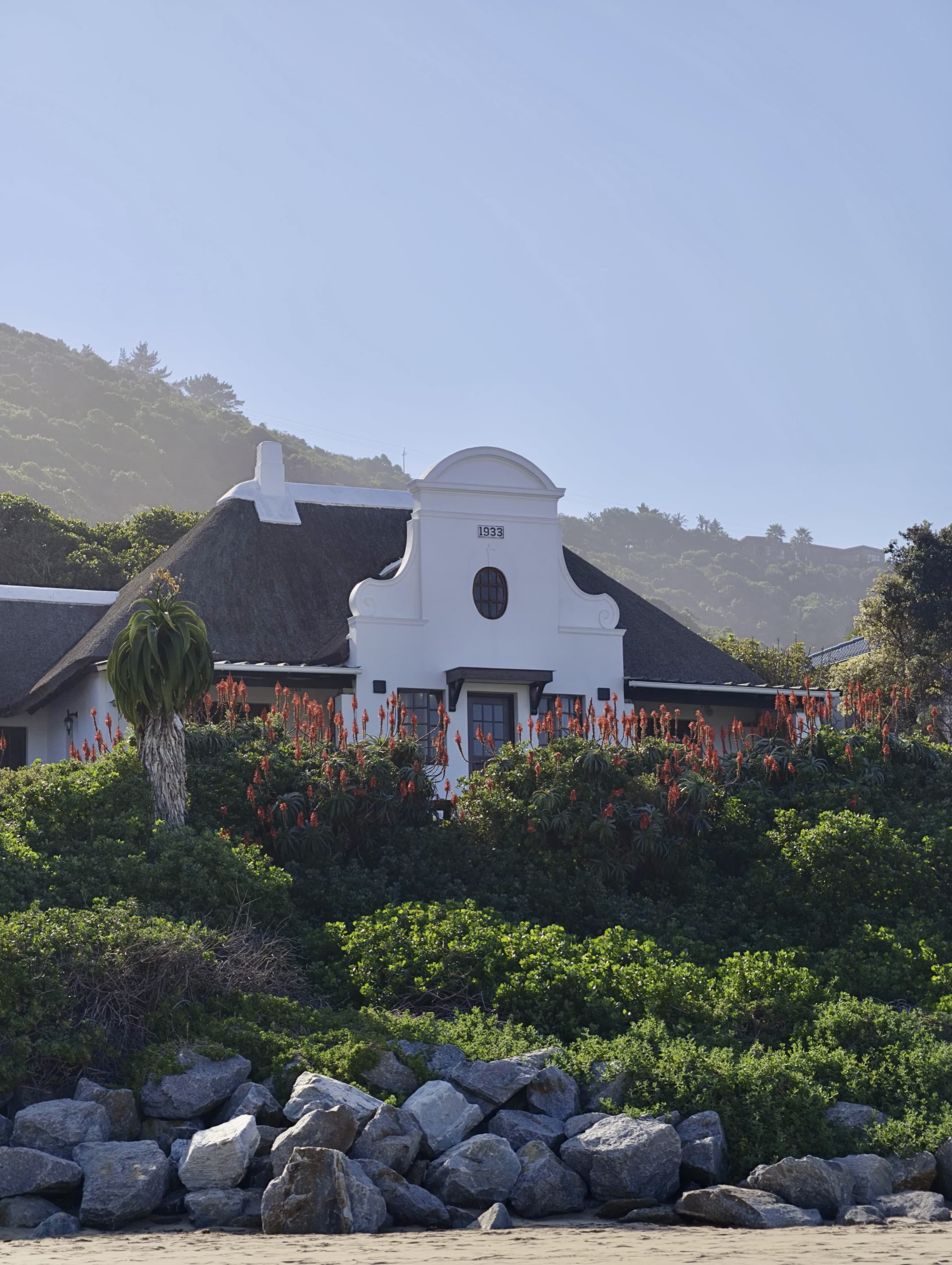 Prédios antigos históricos à beira-mar