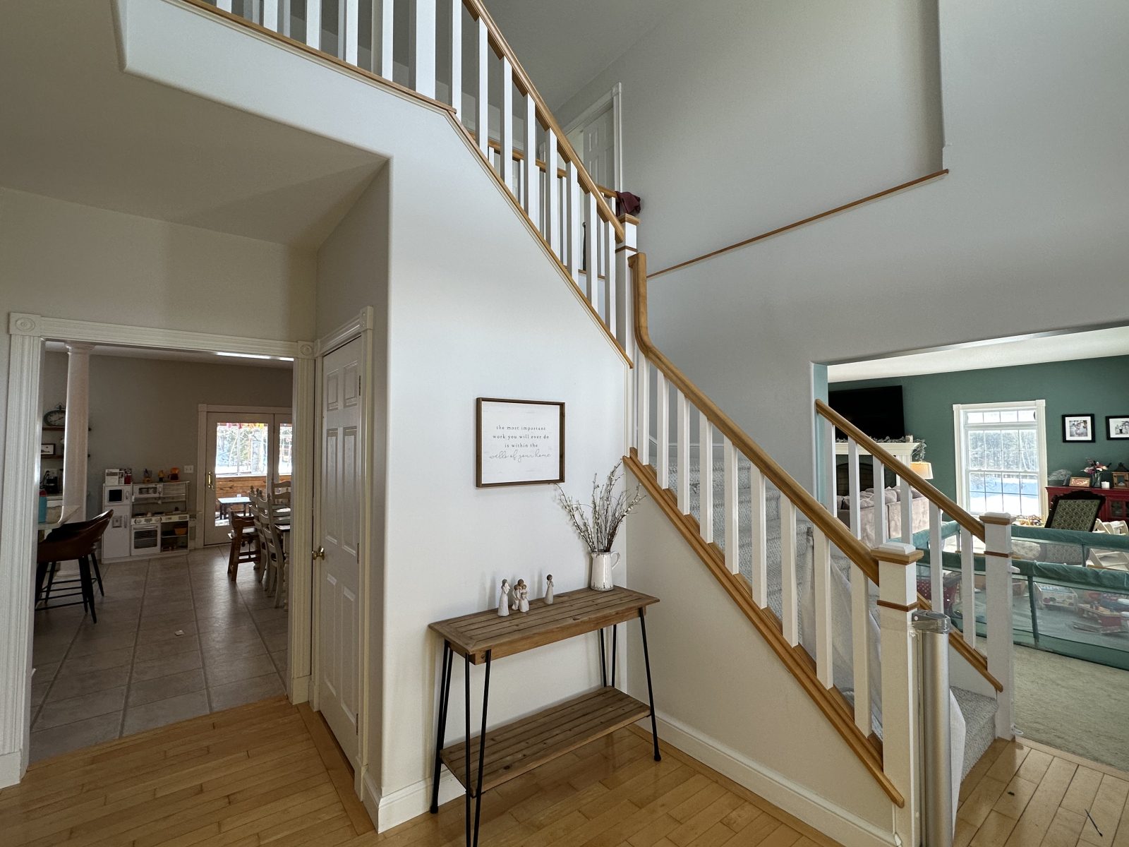 Escada para o 2º andar, com portões convenientes na parte superior e inferior.