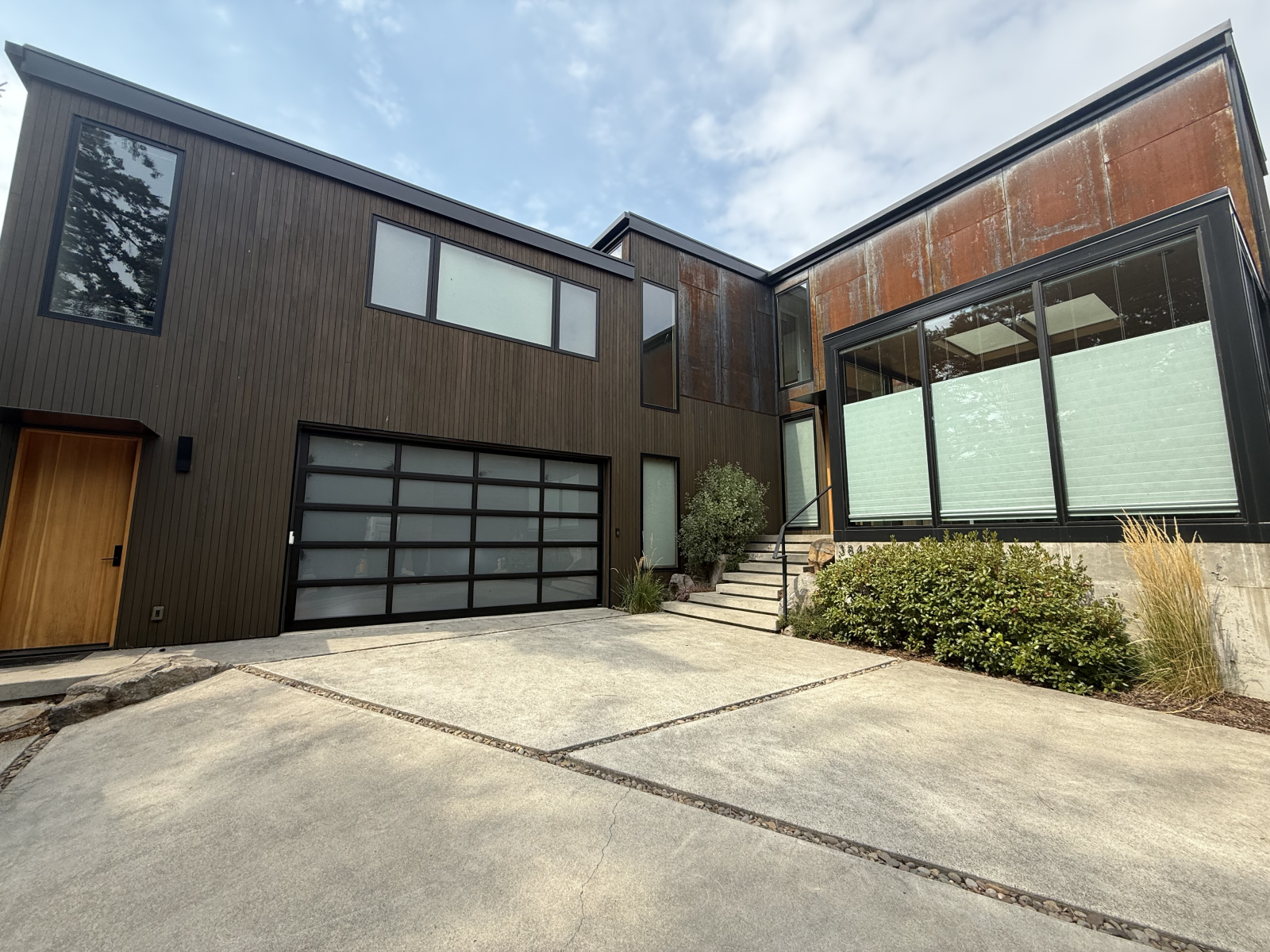 Vista exterior. El garaje tiene cargador electrónico para sus vehículos.