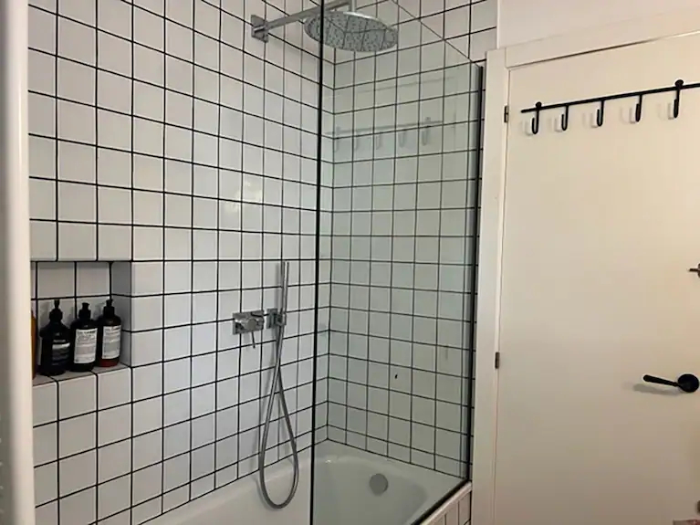Design 3-bedroom chalet 10-min walk to the beach with studio-office by the pool
