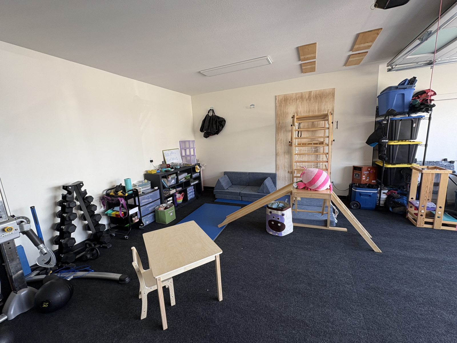 Spielbereich mit Kletterstruktur