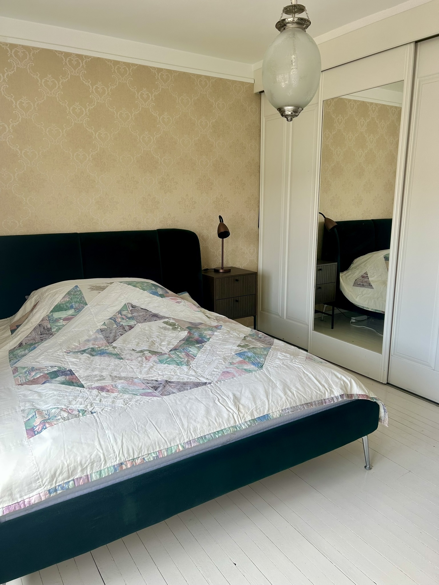 Sleep well in this quiet and airy bedroom with a 160 x 200 cm bed