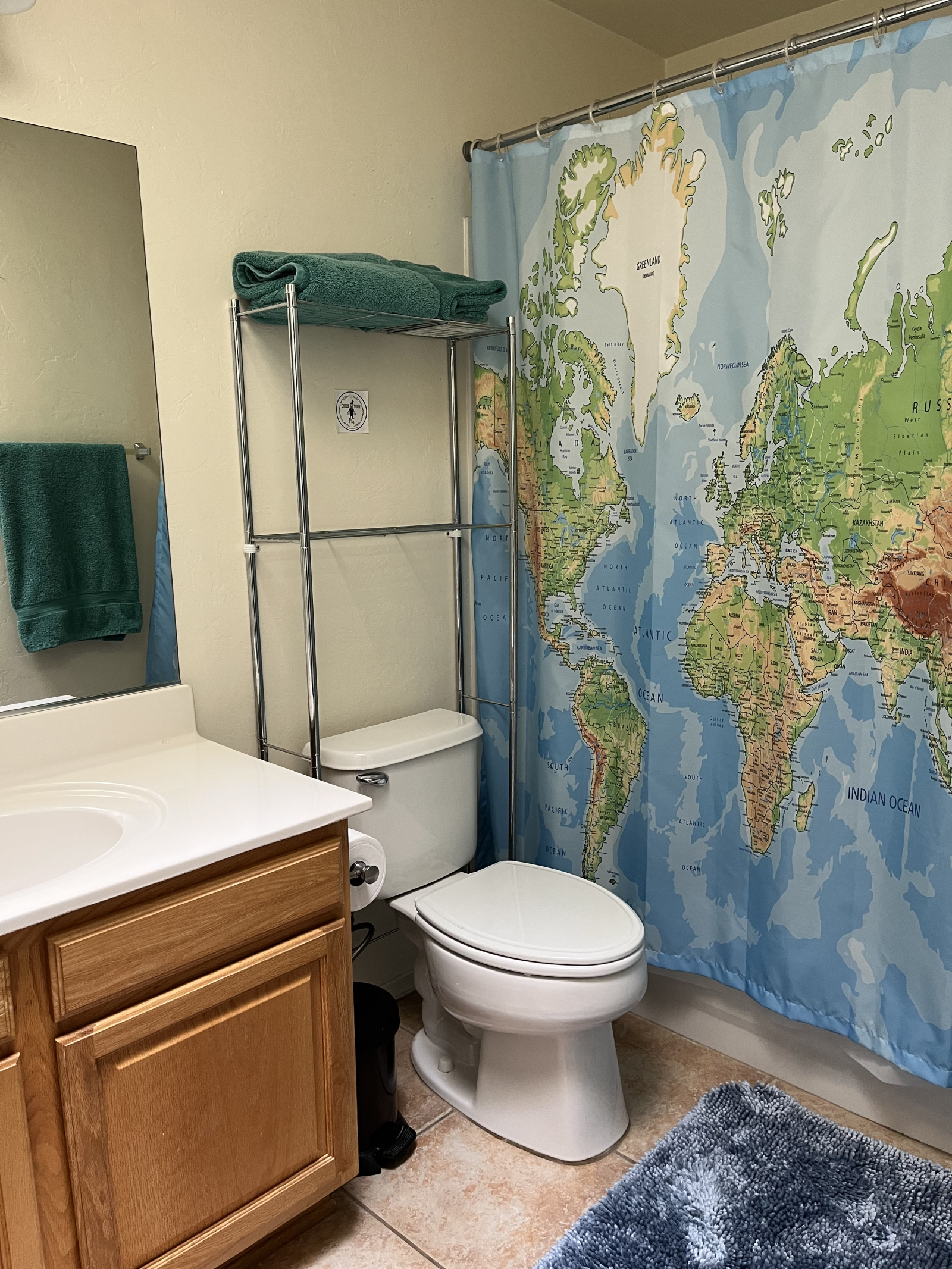 Segundo baño con ducha y bañera.