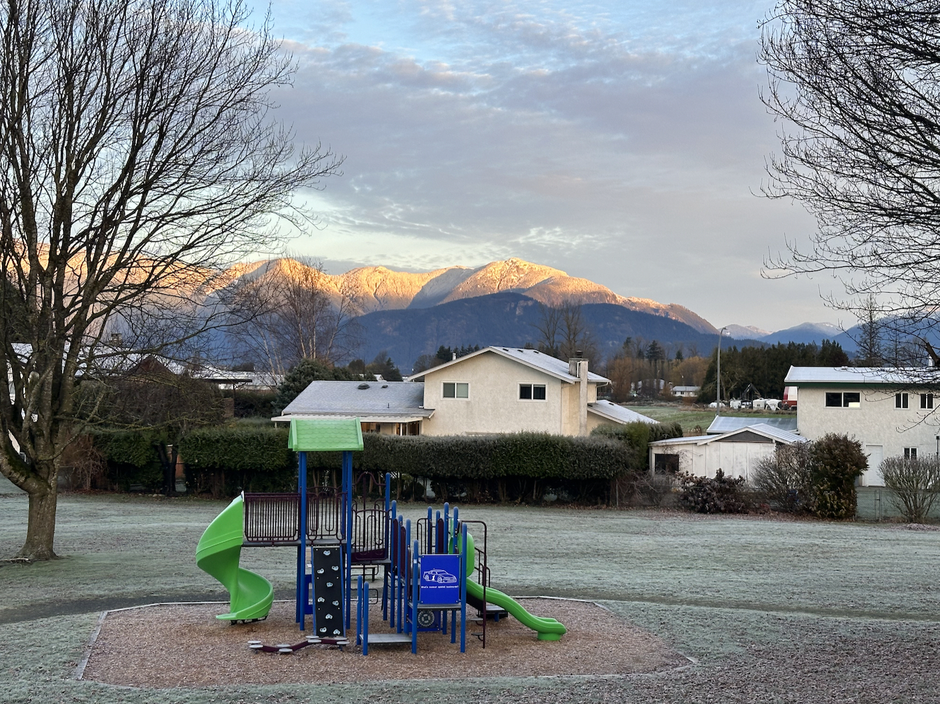 In inverno, quando il gelo dipinge il cortile e la neve cosparge le cime delle montagne, la nostra c ...