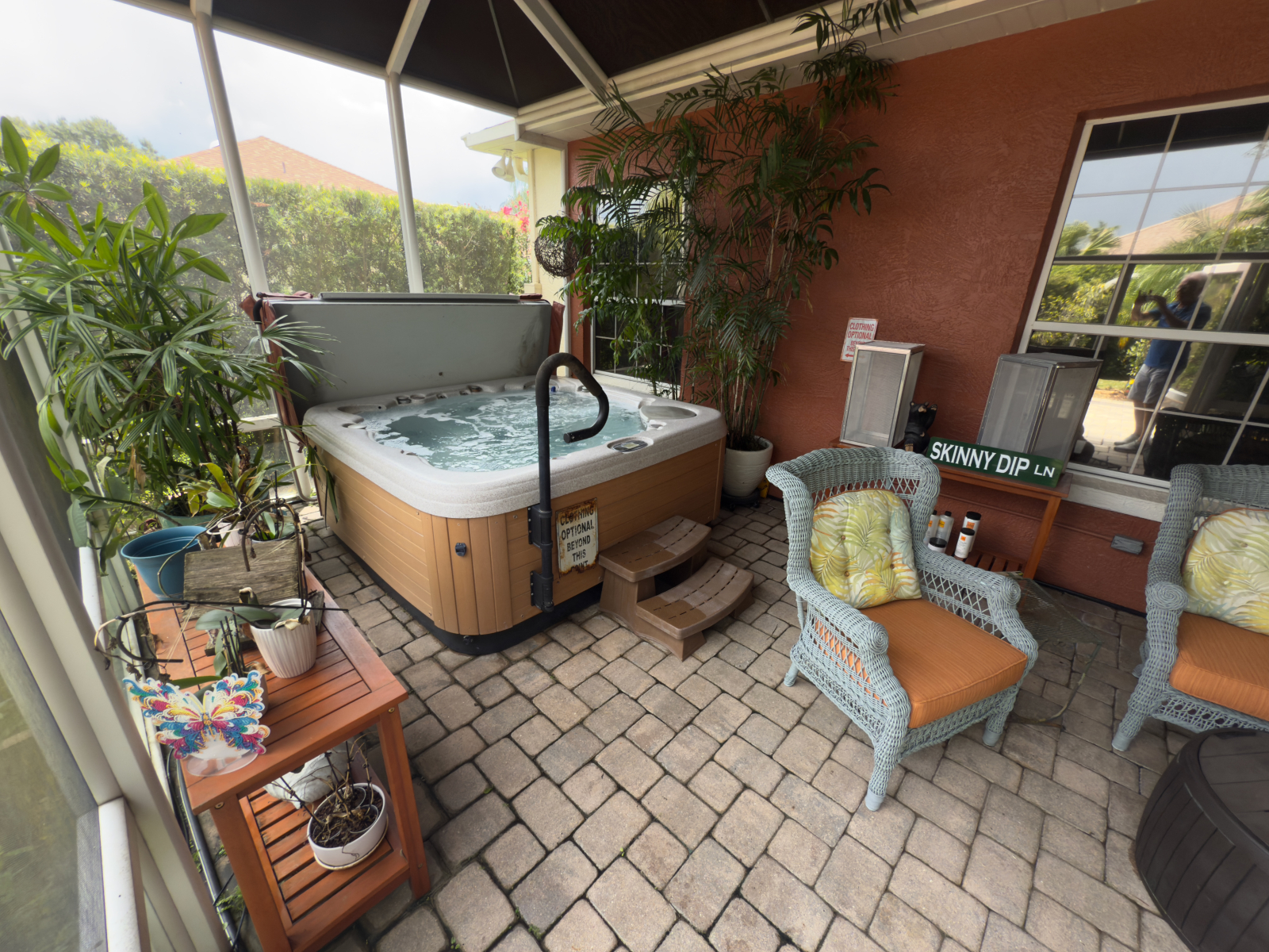 The private hot tub and patio are beautiful providing an amazing au naturel experience