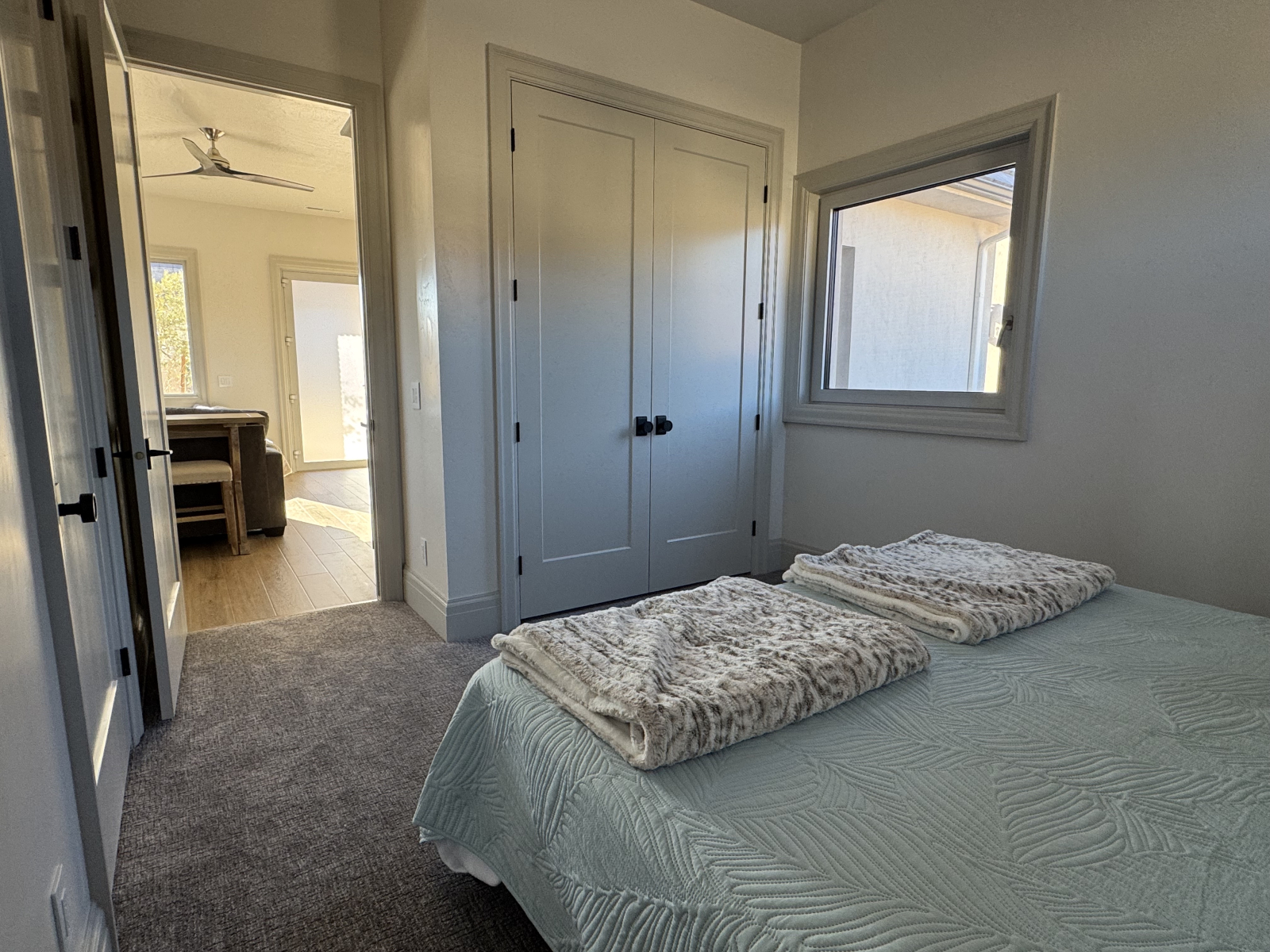 Chambre de droite avec vue sur la Grande Pièce. Placard double en face, et porte de salle de bain at ...