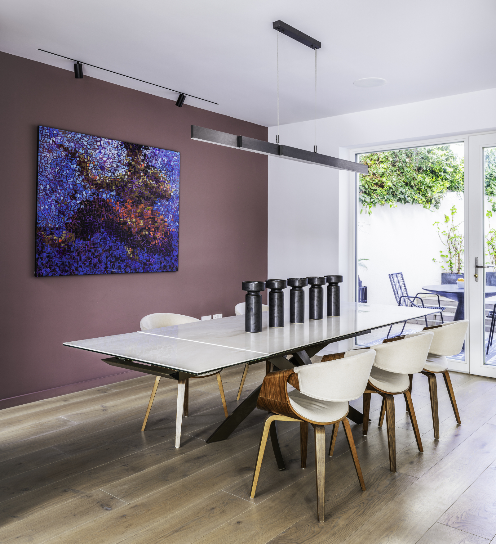 Eettafel biedt comfortabel plaats aan 12 - een deel van de "grote kamer" met keuken en zithoek - Son ...