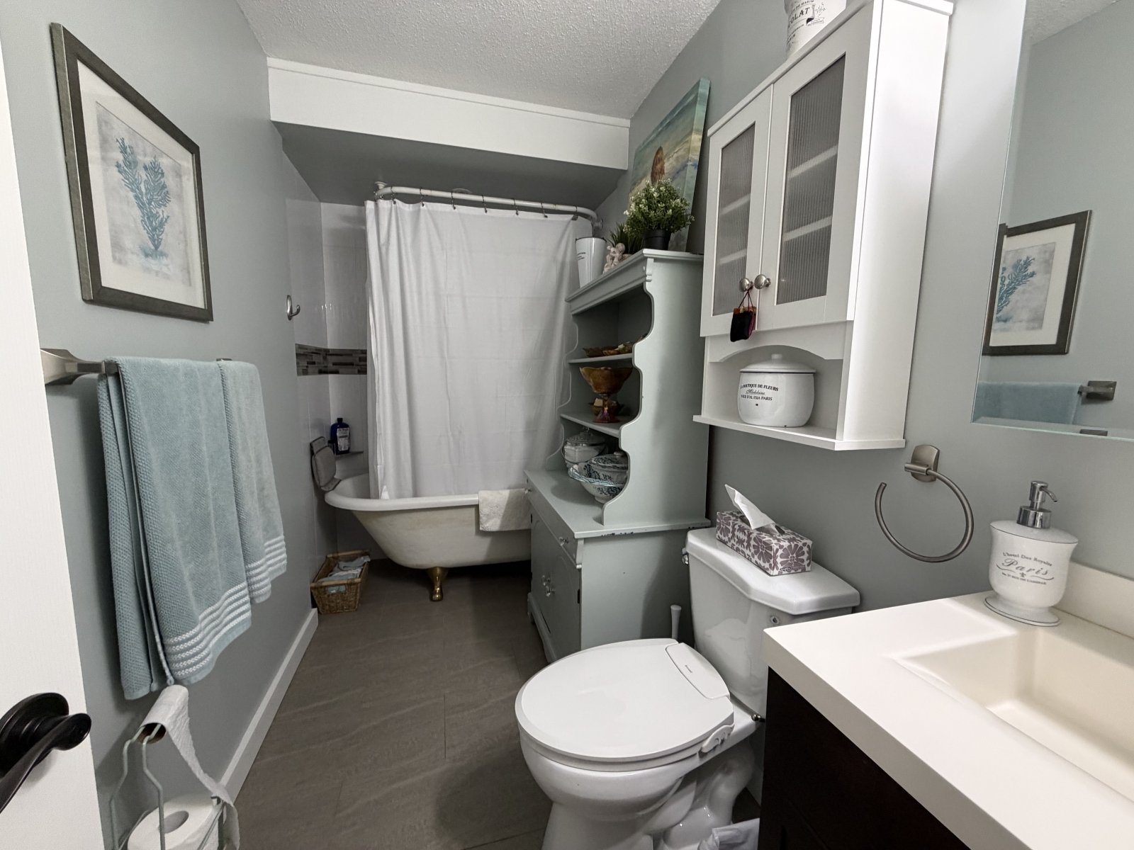 Een van de twee badkamers in het huis. Geniet van het weken in dit heerlijke diepe klauwbad.