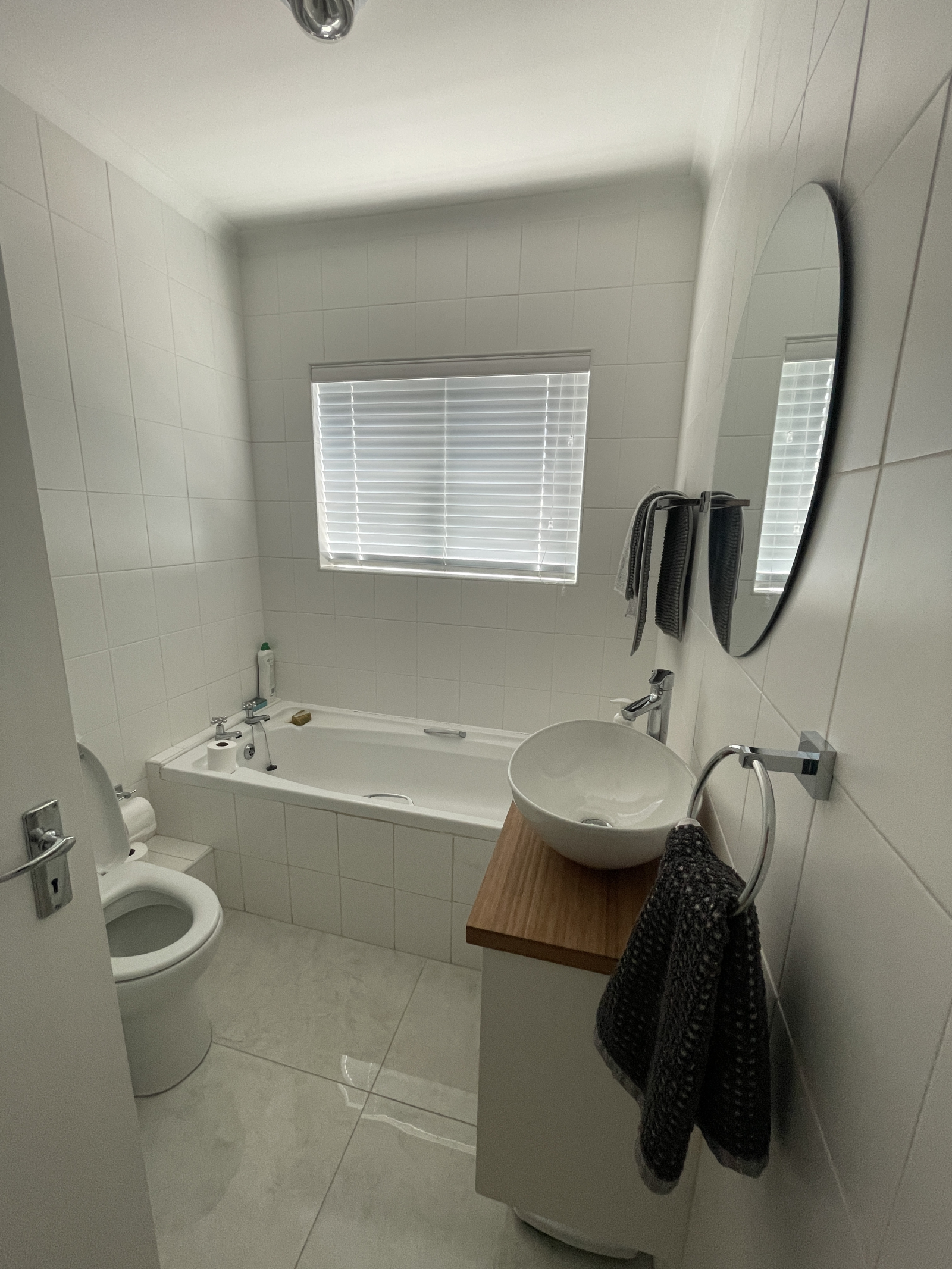 Grote badkamer met bad, douche etc. (douche achter de deur)