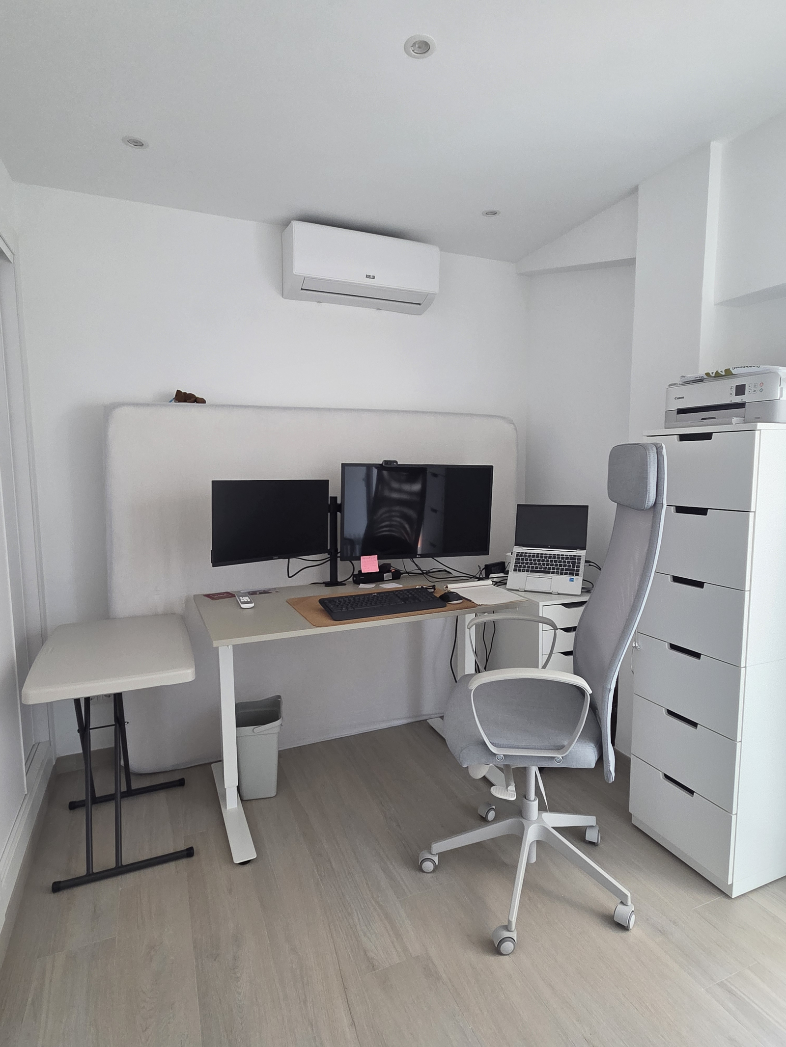 3ª habitación (despacho y cama de 200x 160cm) que da a un pequeño balcón