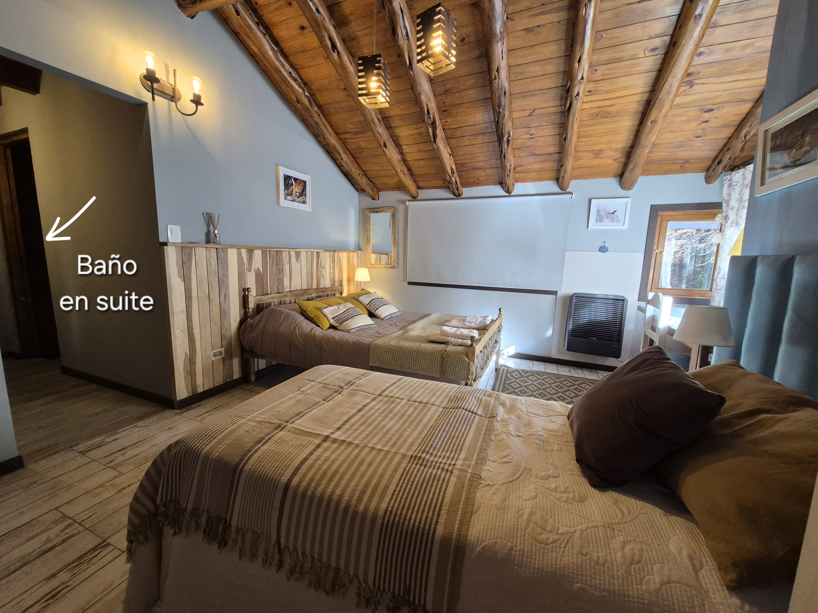 Chambre 5. Lit double + lit simple. Salle de bain privée avec salle de bain attenante